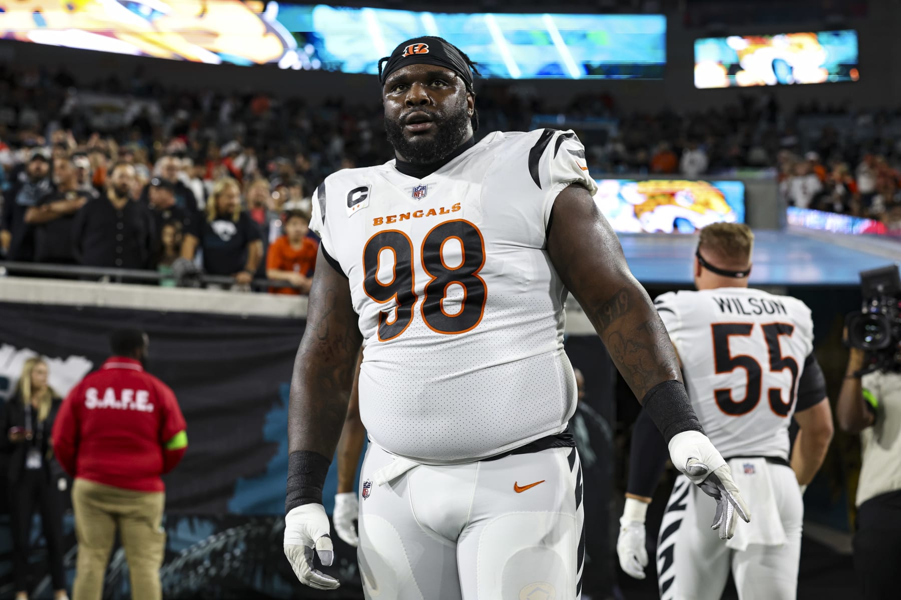 JACKSONVILLE, FL - DECEMBER 04: DJ Reader #98 of the Cincinnati Bengals warms up prior to an NFL football game against the Jacksonville Jaguars at EverBank Stadium on December 4, 2023 in Jacksonville, FL. (Photo by Perry Knotts/Getty Images)
