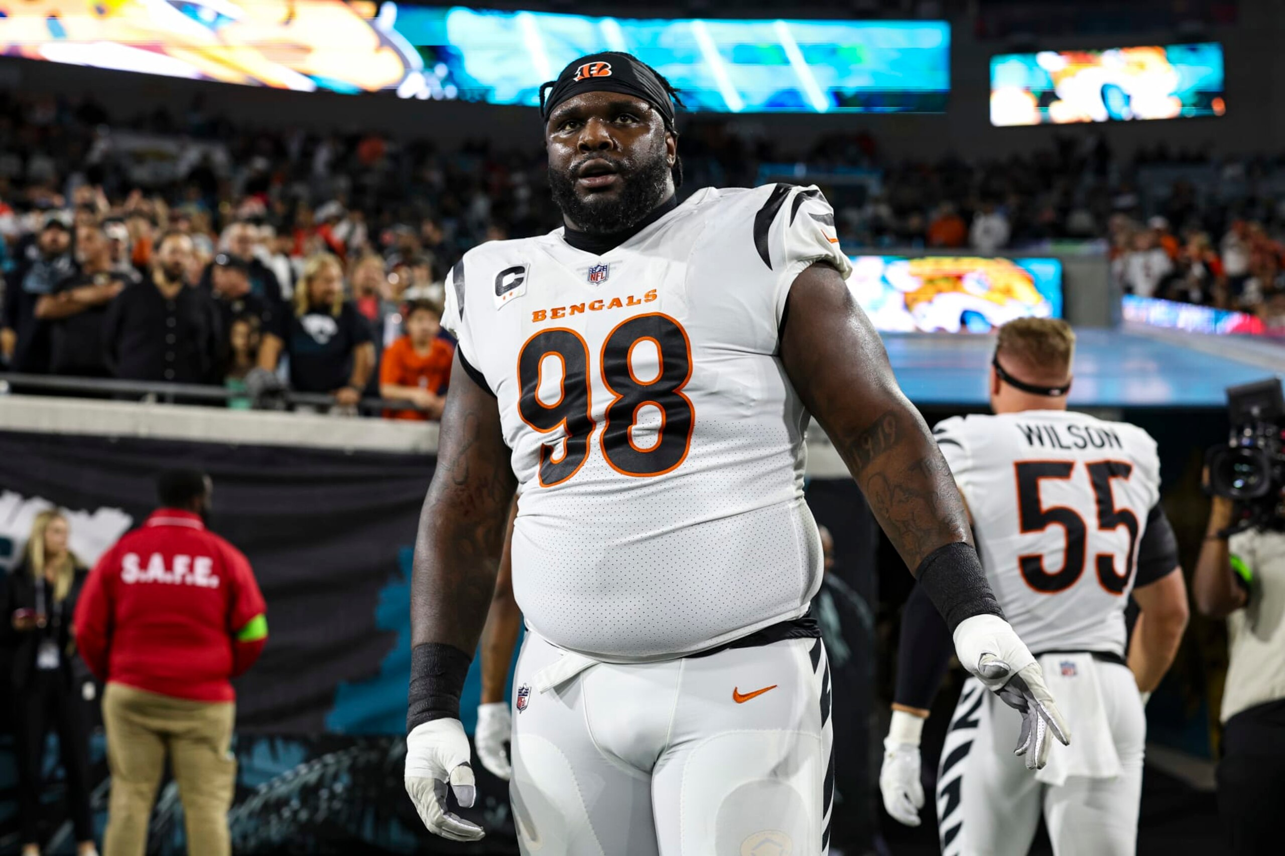 JACKSONVILLE, FL - DECEMBER 04: DJ Reader #98 of the Cincinnati Bengals warms up prior to an NFL football game against the Jacksonville Jaguars at EverBank Stadium on December 4, 2023 in Jacksonville, FL. (Photo by Perry Knotts/Getty Images)