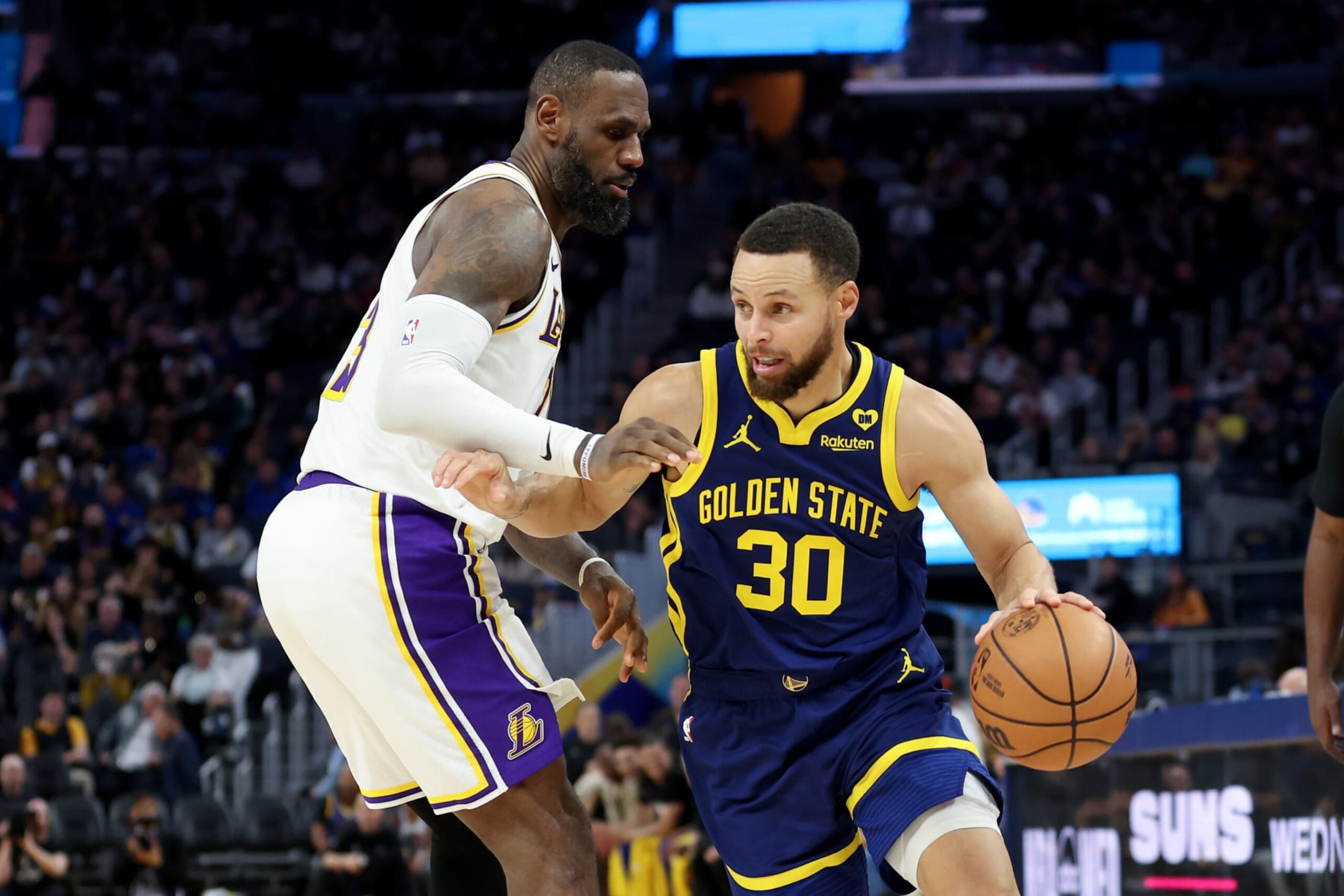 SAN FRANCISCO, CALIFORNIA - JANUARY 27: Stephen Curry #30 of the Golden State Warriors is guarded by LeBron James #23 of the Los Angeles Lakers in the second half at Chase Center on January 27, 2024 in San Francisco, California. NOTE TO USER: User expressly acknowledges and agrees that, by downloading and or using this photograph, User is consenting to the terms and conditions of the Getty Images License Agreement.  (Photo by Ezra Shaw/Getty Images)