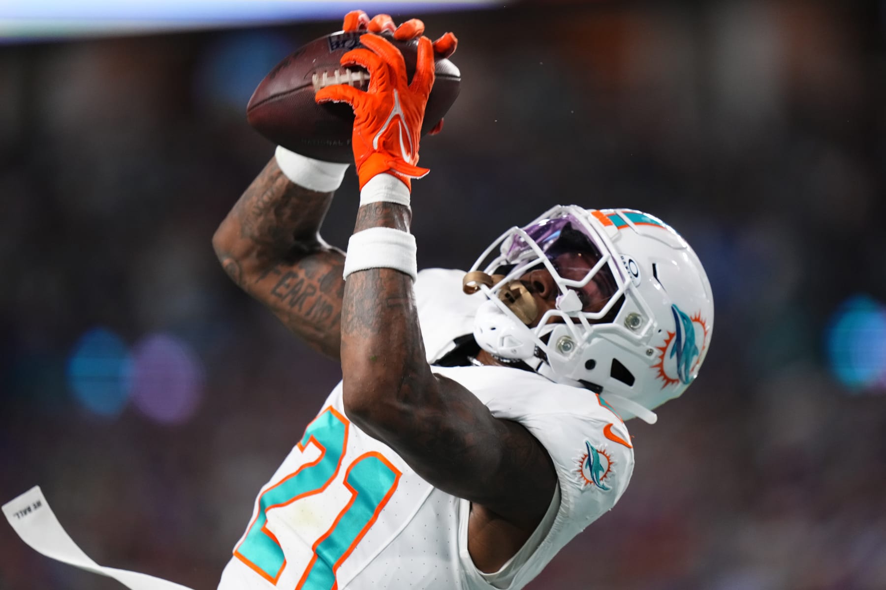 MIAMI GARDENS, FLORIDA - JANUARY 07: DeShon Elliott #21 of the Miami Dolphins intercepts a pass during the first half against the Buffalo Bills at Hard Rock Stadium on January 07, 2024 in Miami Gardens, Florida. (Photo by Rich Storry/Getty Images) MIAMI GARDENS, FLORIDA - JANUARY 07: DeShon Elliott #21 of the Miami Dolphins intercepts a pass during the first half against the Buffalo Bills at Hard Rock Stadium on January 07, 2024 in Miami Gardens, Florida. (Photo by Rich Storry/Getty Images)