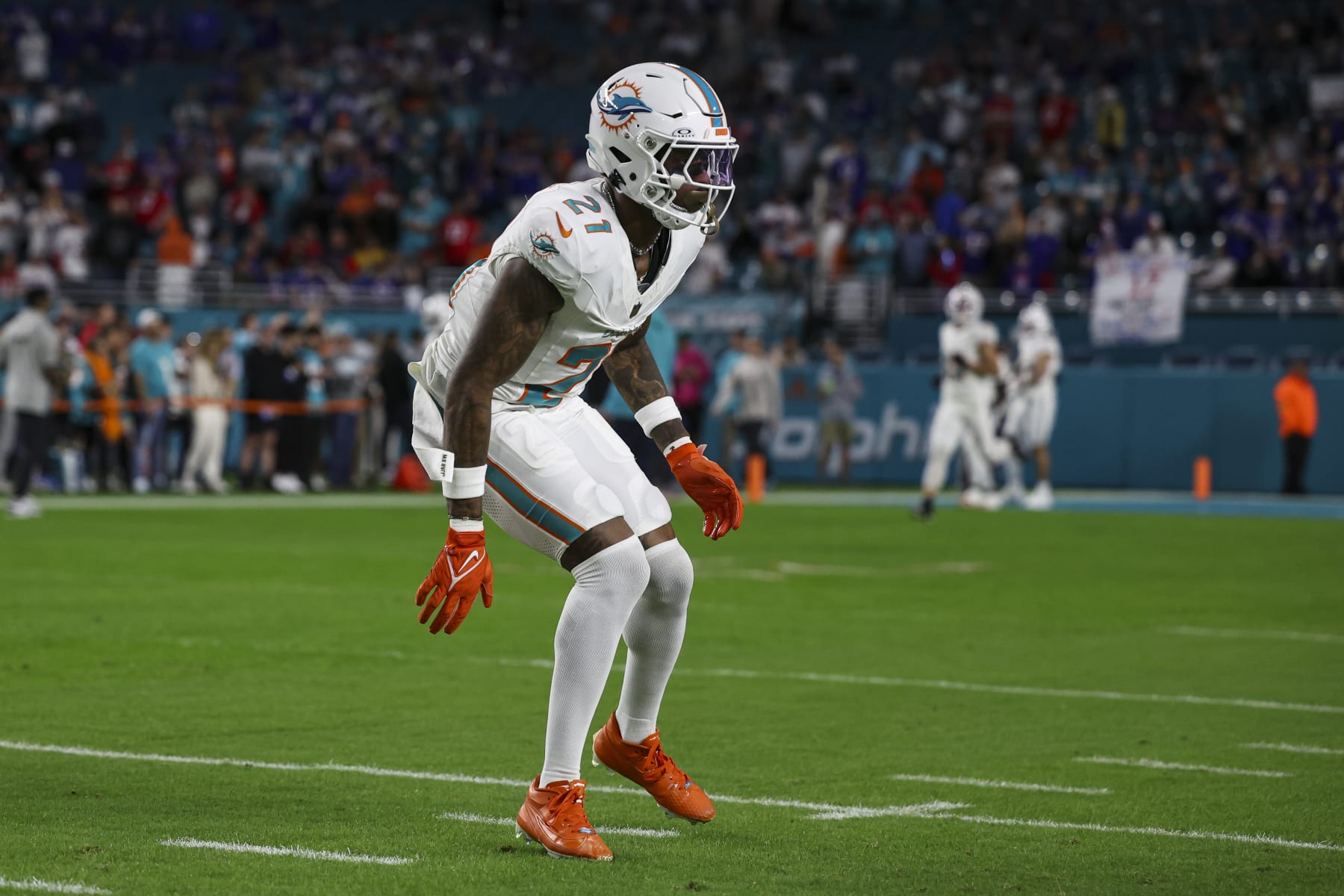 MIAMI GARDENS, FL - JANUARY 07: DeShon Elliott #21 of the Miami Dolphins warms up prior to an NFL football game against the Buffalo Bills at Hard Rock Stadium on January 7, 2024 in Miami Gardens, Florida. (Photo by Perry Knotts/Getty Images)