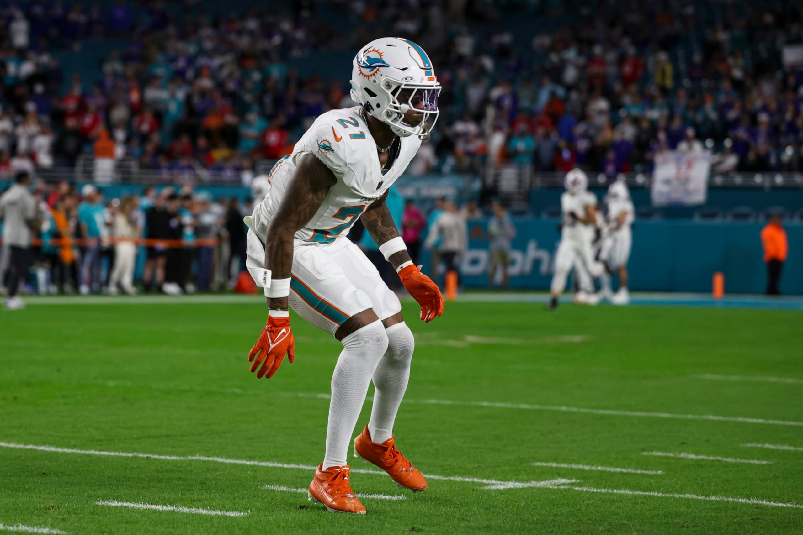 MIAMI GARDENS, FL - JANUARY 07: DeShon Elliott #21 of the Miami Dolphins warms up prior to an NFL football game against the Buffalo Bills at Hard Rock Stadium on January 7, 2024 in Miami Gardens, Florida. (Photo by Perry Knotts/Getty Images)