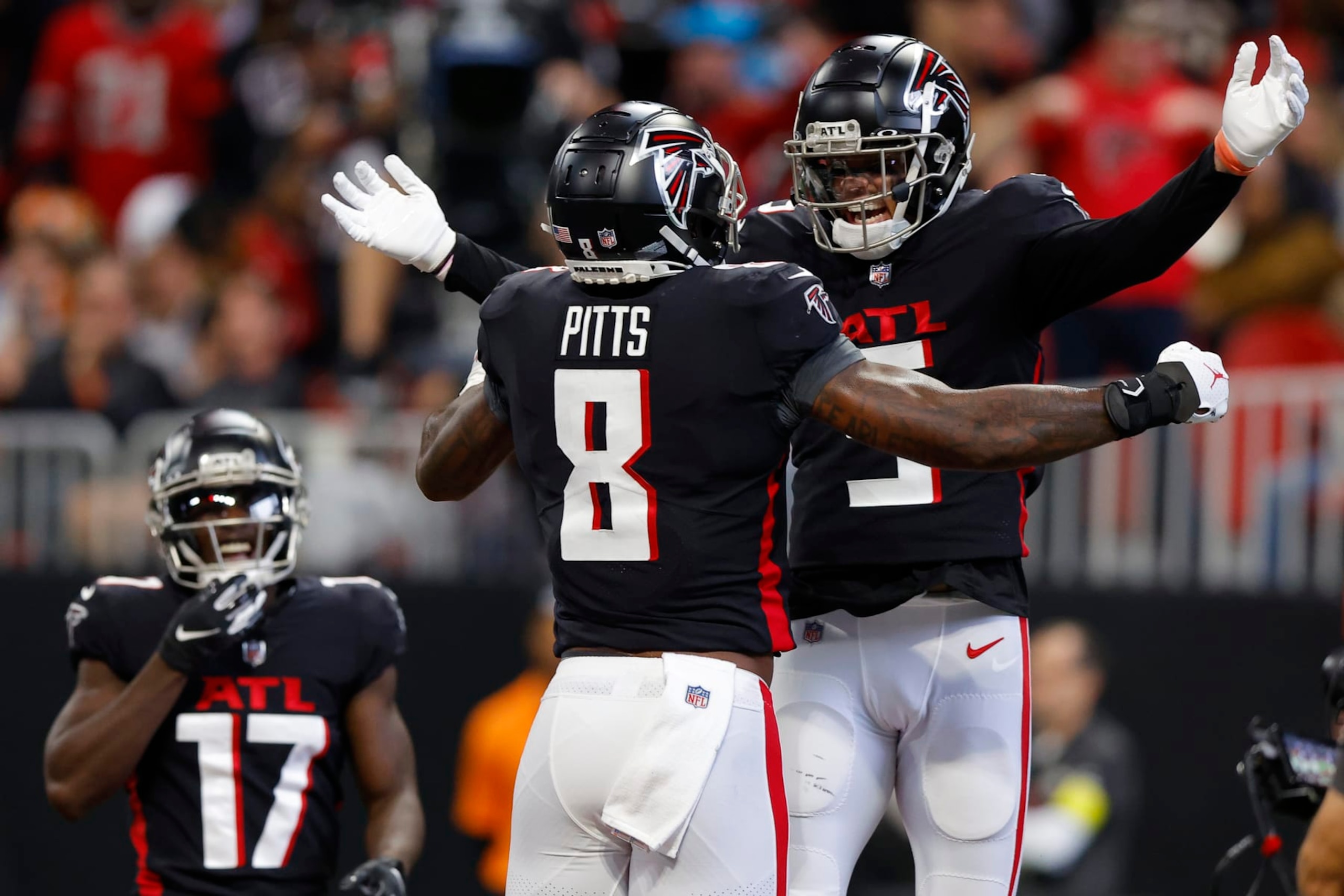 ATLANTA, GEORGIA - OCTOBER 30: Kyle Pitts #8 of the Atlanta Falcons celebrates a touchdown with Drake London #5 of the Atlanta Falcons during the second quarter against the Carolina Panthers at Mercedes-Benz Stadium on October 30, 2022 in Atlanta, Georgia. (Photo by Todd Kirkland/Getty Images)