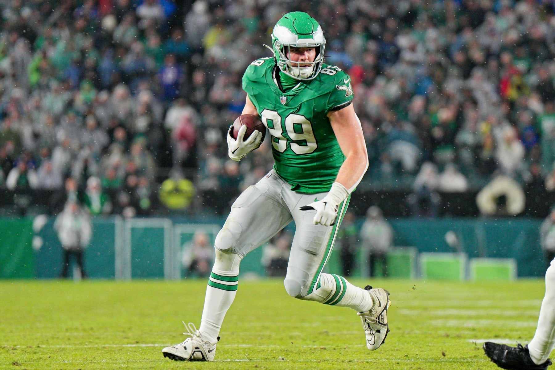 PHILADELPHIA, PA - NOVEMBER 26: Philadelphia Eagles tight end Jack Stoll (89) runs after a reception during the game between the Buffalo Bills and the Philadelphia Eagles on November 26, 2023 at Lincoln Financial Field.(Photo by Andy Lewis/Icon Sportswire via Getty Images) PHILADELPHIA, PA - NOVEMBER 26: Philadelphia Eagles tight end Jack Stoll (89) runs after a reception during the game between the Buffalo Bills and the Philadelphia Eagles on November 26, 2023 at Lincoln Financial Field.(Photo by Andy Lewis/Icon Sportswire via Getty Images)