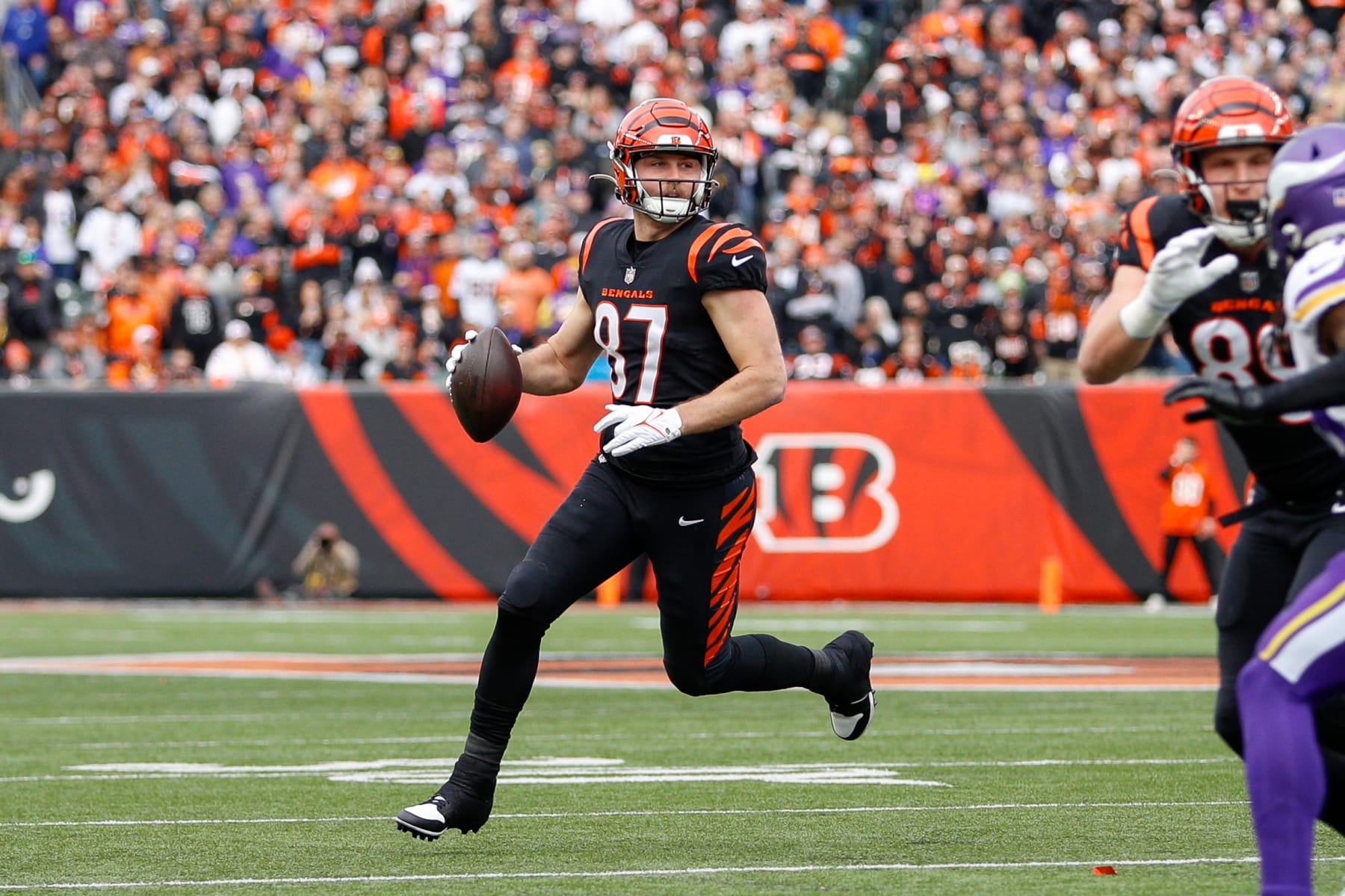 CINCINNATI, OH - DECEMBER 16: Cincinnati Bengals tight end Tanner Hudson (87) looks to pass during the game against the Minnesota Vikings and the Cincinnati Bengals on December 16, 2023, at Paycor Stadium in Cincinnati, OH. (Photo by Ian Johnson/Icon Sportswire via Getty Images) CINCINNATI, OH - DECEMBER 16: Cincinnati Bengals tight end Tanner Hudson (87) looks to pass during the game against the Minnesota Vikings and the Cincinnati Bengals on December 16, 2023, at Paycor Stadium in Cincinnati, OH. (Photo by Ian Johnson/Icon Sportswire via Getty Images)