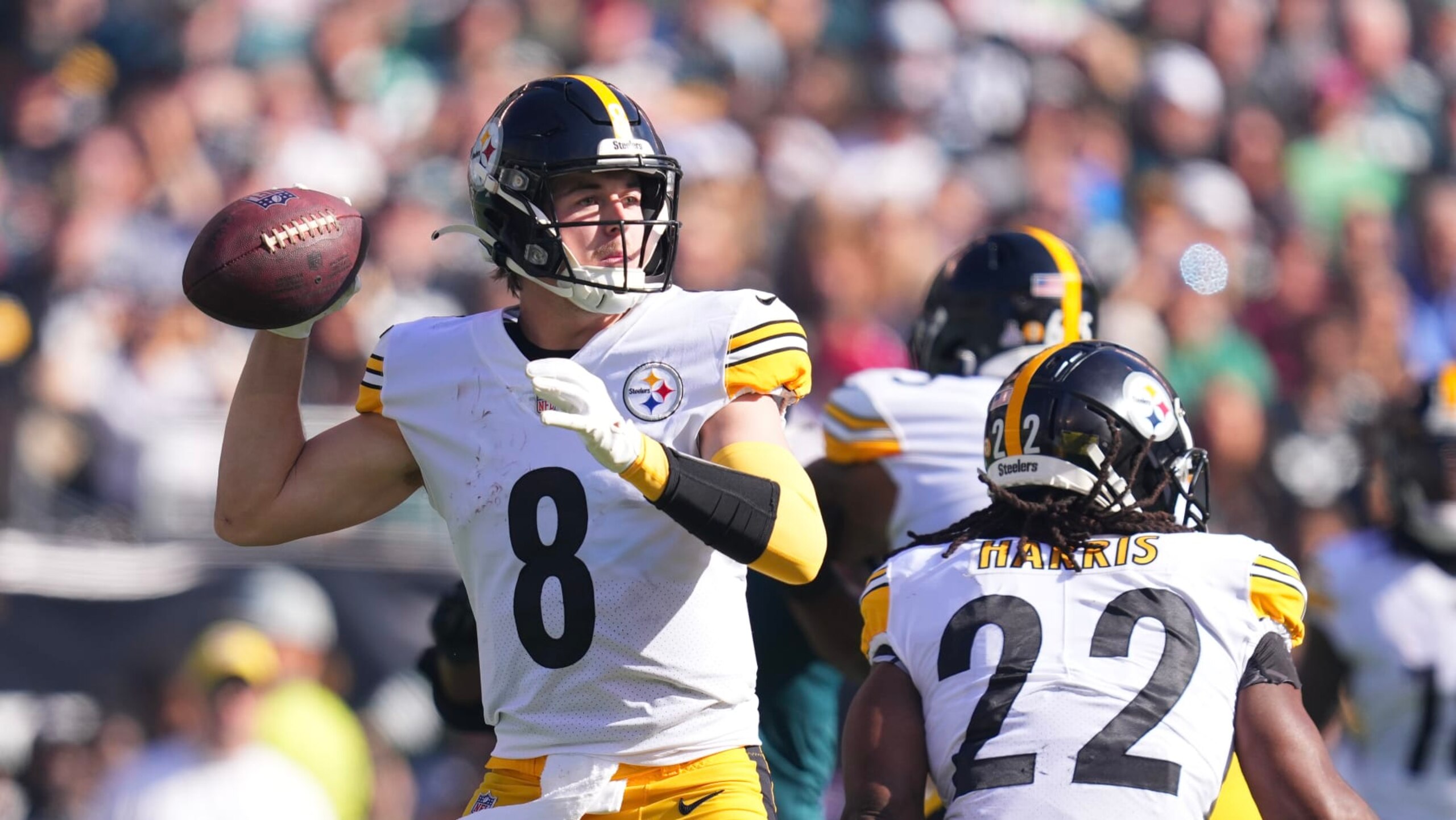 PHILADELPHIA, PA - OCTOBER 30: Kenny Pickett #8 of the Pittsburgh Steelers passes the ball against the Philadelphia Eagles at Lincoln Financial Field on October 30, 2022 in Philadelphia, Pennsylvania. (Photo by Mitchell Leff/Getty Images) PHILADELPHIA, PA - OCTOBER 30: Kenny Pickett #8 of the Pittsburgh Steelers passes the ball against the Philadelphia Eagles at Lincoln Financial Field on October 30, 2022 in Philadelphia, Pennsylvania. (Photo by Mitchell Leff/Getty Images)