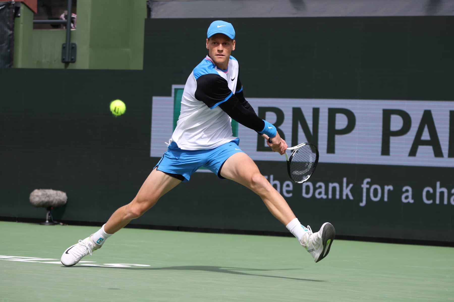 INDIAN WELLS, CA - MARCH 14: Jannik Sinner (ITA) hits a backhand during the BNP Paribas Open on March 14, 2024 at Indian Wells Tennis Garden in Indian Wells, CA. (Photo by George Walker/Icon Sportswire via Getty Images)