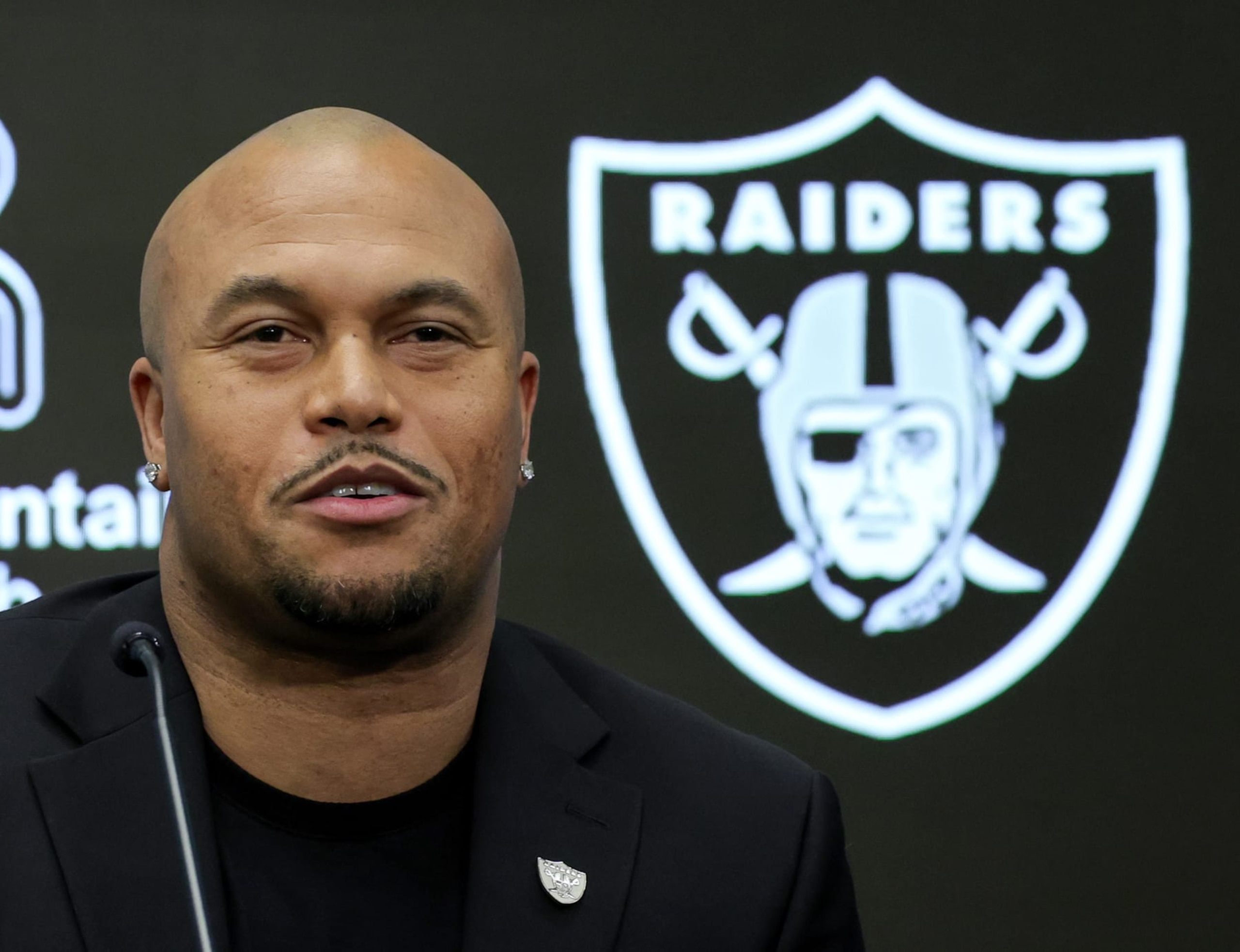 Raiders head coach Antonio Pierce