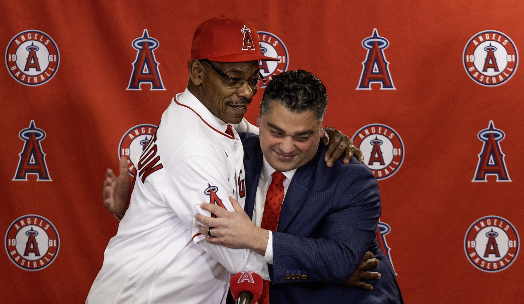 Anaheim, CA - November 15:  Angeles general manager Perry Minasian, right, hugs Angels new manager Ron Washington, left, as he shows off his new Angels jersey and hat during an introduction news conference at Angel Stadium in Anaheim Wednesday, Nov. 15, 2023.  (Allen J. Schaben / Los Angeles Times via Getty Images)