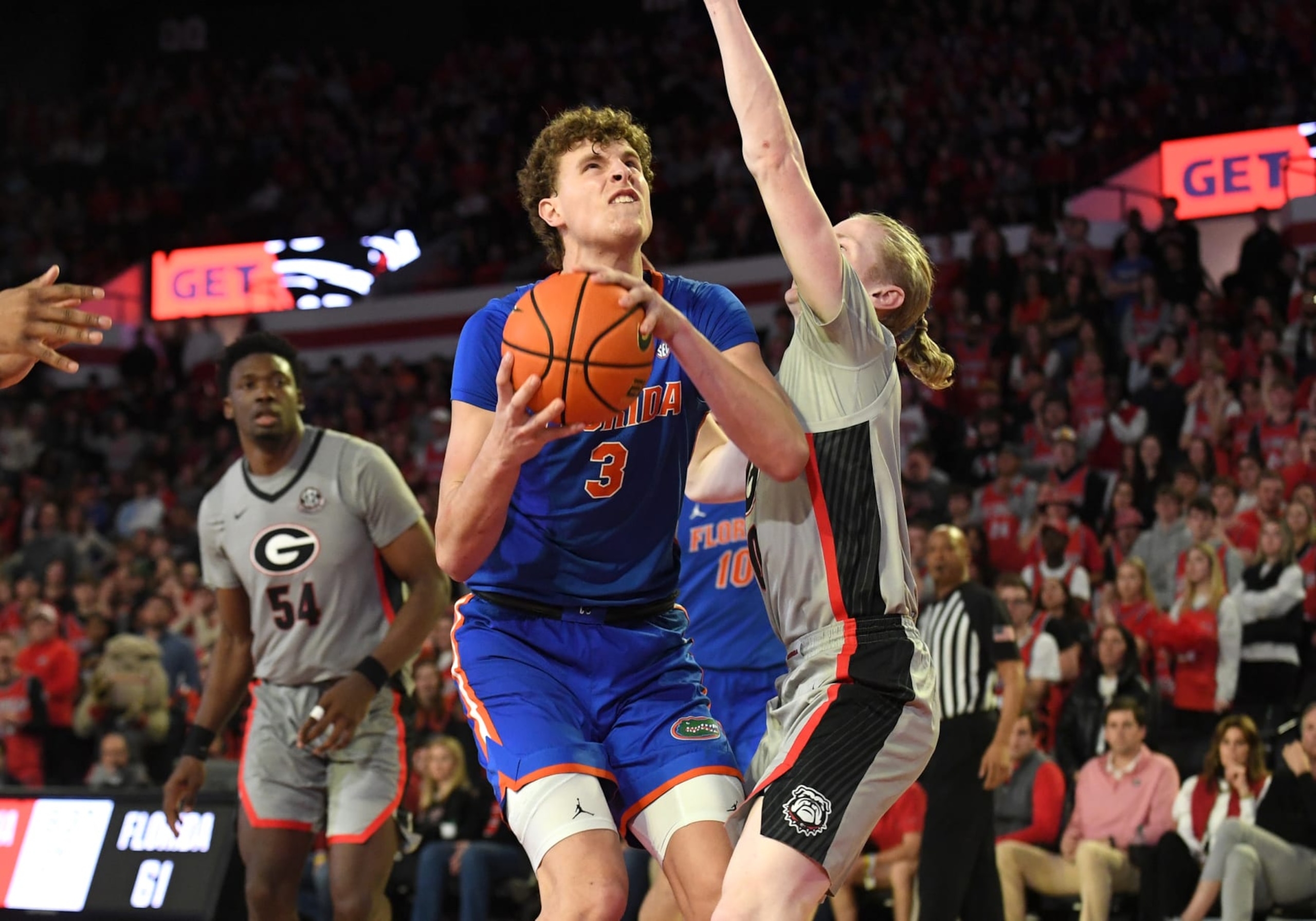 ATHENS, GA - FEBRUARY 17: Florida Gators Center Micah Handlogten (3) shoots the ball as Georgia Bulldogs Guard Blue Cain (0) defends during the college basketball game between the Florida Gators and the Georgia Bulldogs on February 17, 2024, at Stegeman Coliseum in Athens, GA. (Photo by Jeffrey Vest/Icon Sportswire via Getty Images)