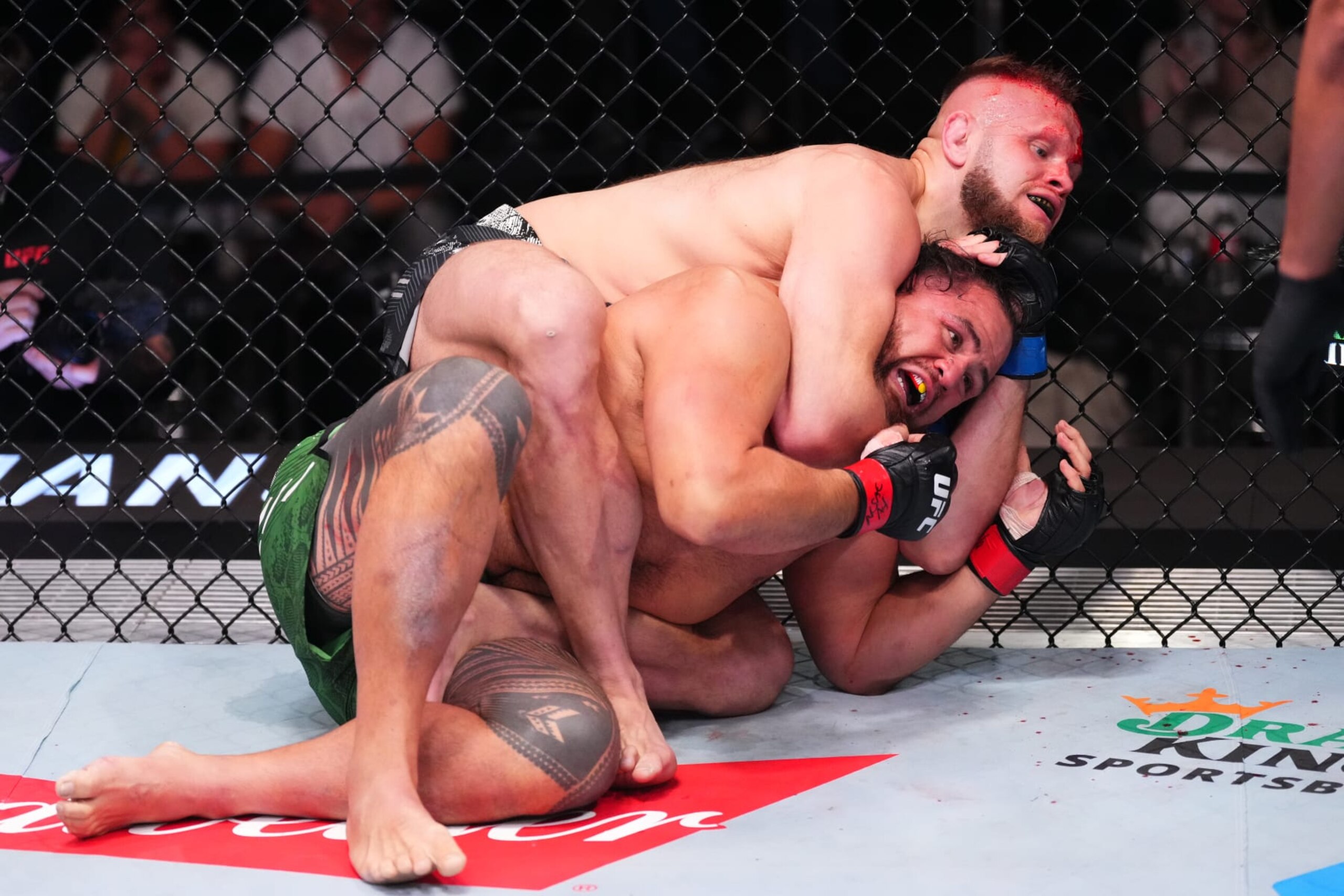 Marcin Tybura submits Tai Tuivasa.