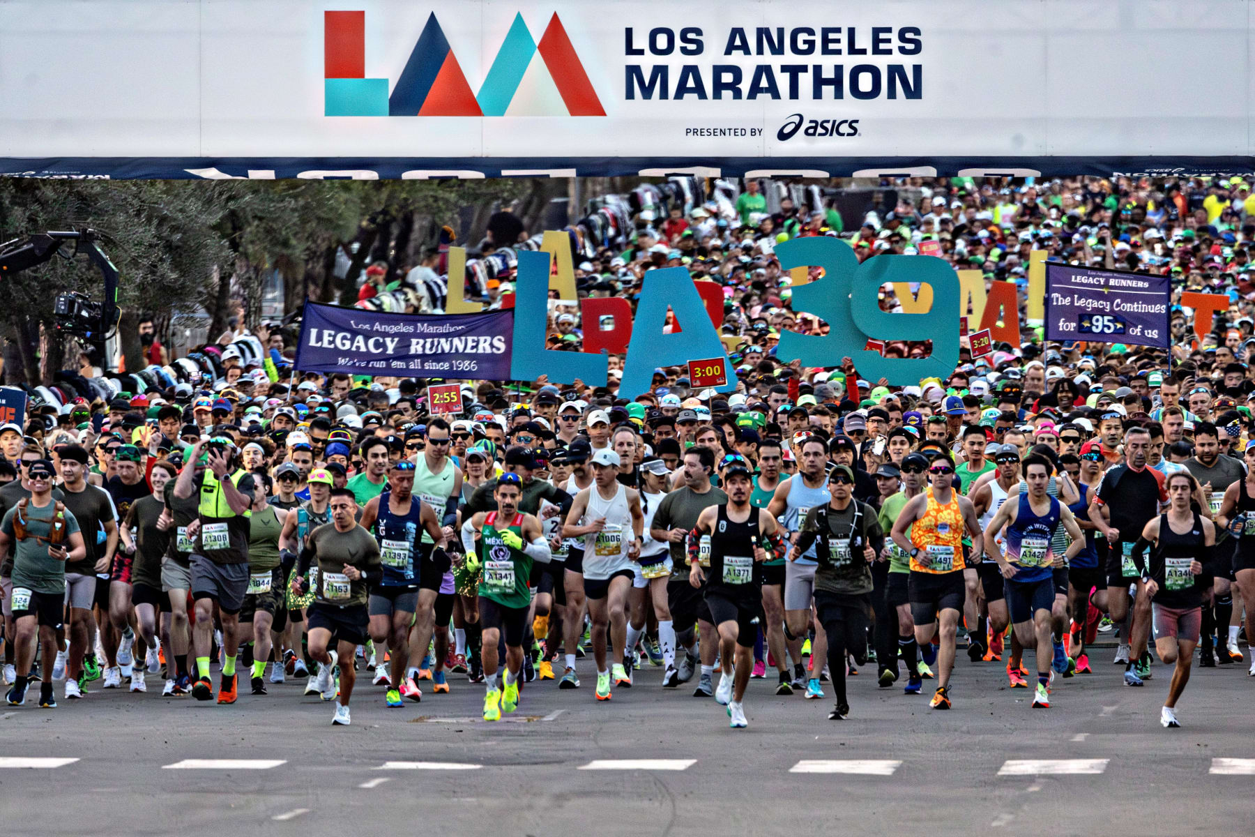 Los Angeles, CA - March 17: Runners start the 39th Los Angeles Marathon at Dodger Stadium on Sunday, March 17, 2024 in Los Angeles, CA. (Jason Armond / Los Angeles Times via Getty Images)