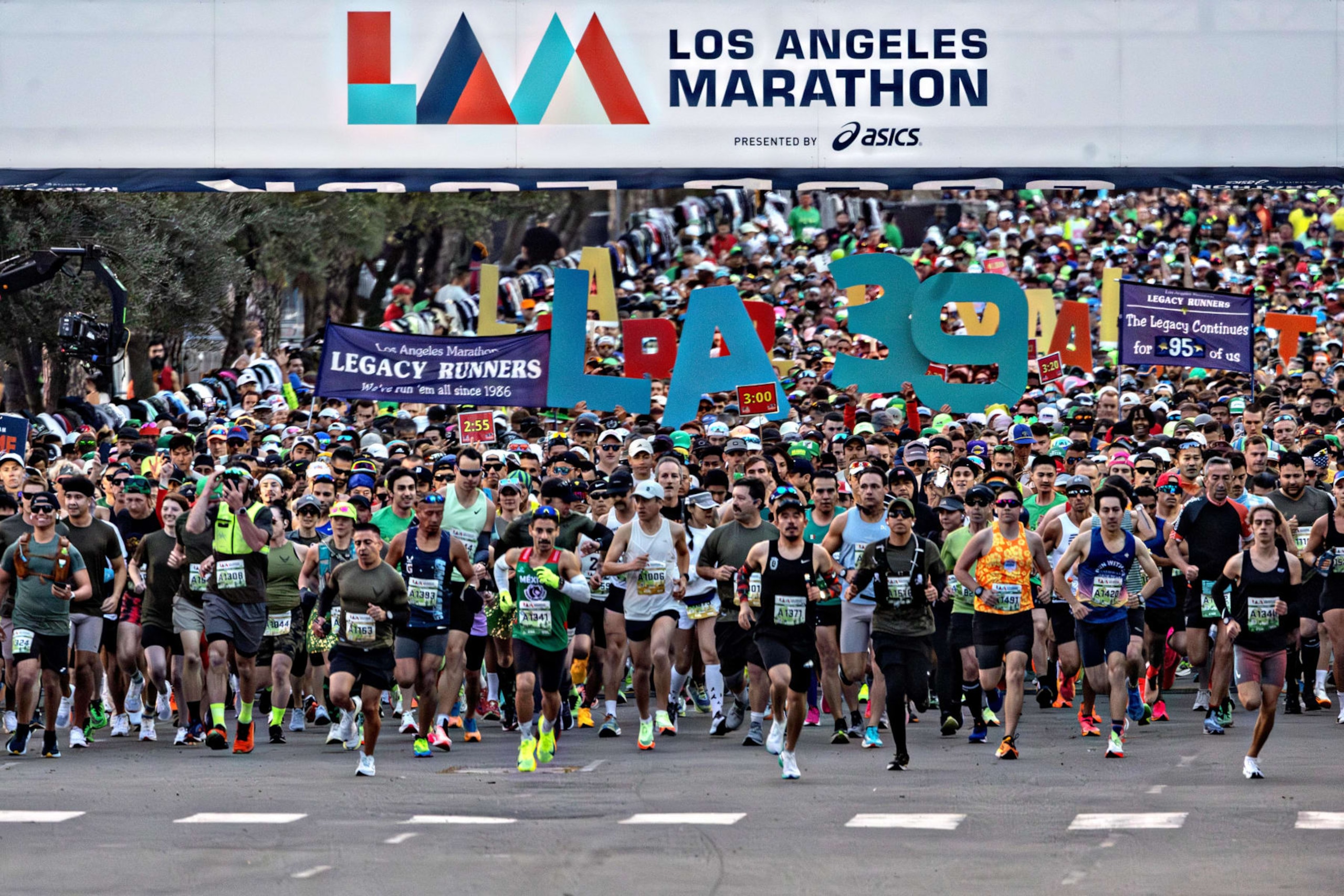 Los Angeles, CA - March 17: Runners start the 39th Los Angeles Marathon at Dodger Stadium on Sunday, March 17, 2024 in Los Angeles, CA. (Jason Armond / Los Angeles Times via Getty Images)