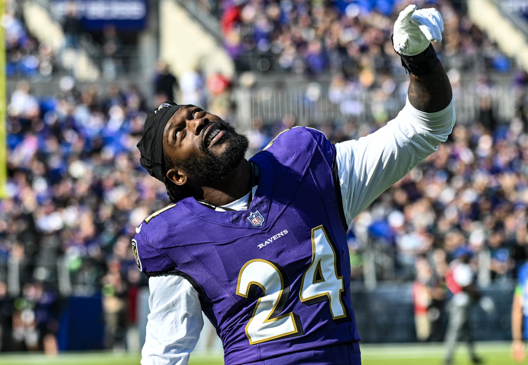 BALTIMORE, MD - NOVEMBER 05:  Baltimore Ravens linebacker Jadeveon Clowney (24) in action during the Seattle Seahawks game versus the Baltimore Ravens on November 5, 2023 at M&T Bank Stadium in Baltimore, MD.  (Photo by Mark Goldman/Icon Sportswire via Getty Images)