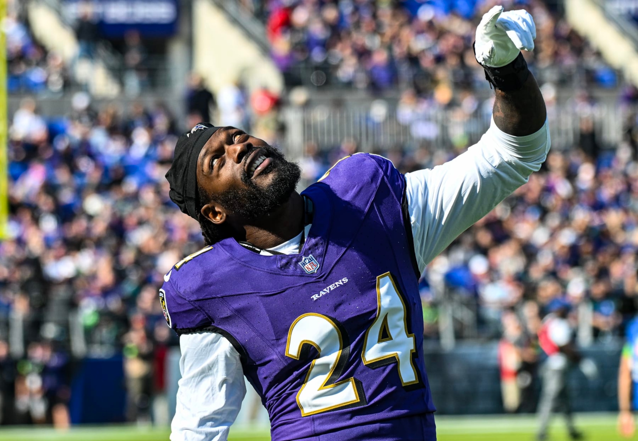 BALTIMORE, MD - NOVEMBER 05:  Baltimore Ravens linebacker Jadeveon Clowney (24) in action during the Seattle Seahawks game versus the Baltimore Ravens on November 5, 2023 at M&T Bank Stadium in Baltimore, MD.  (Photo by Mark Goldman/Icon Sportswire via Getty Images)