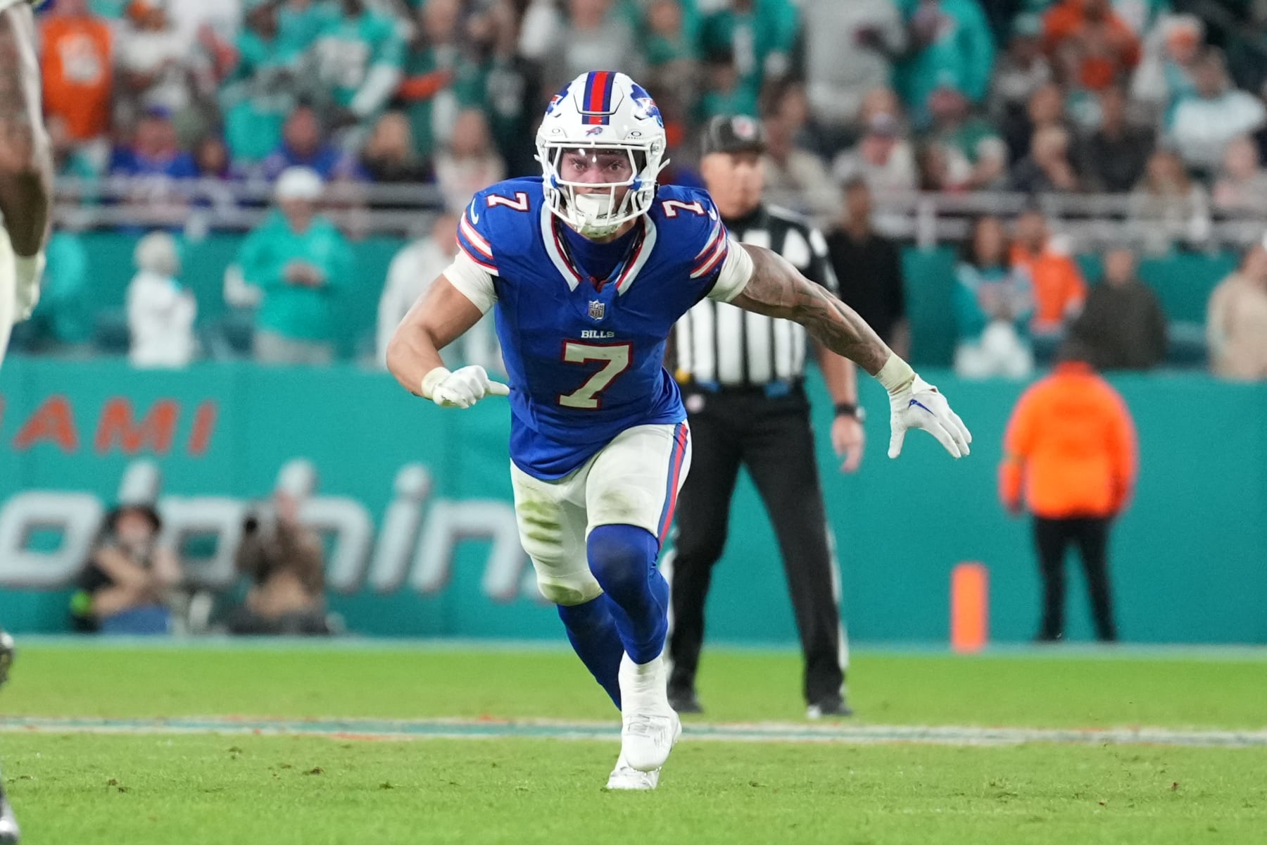 MIAMI GARDENS, FL - JANUARY 07: Buffalo Bills cornerback Taron Johnson (7) runs toward the ball carrier during the game between the Buffalo Bills and the Miami Dolphins on Sunday, January 7, 2024 at Hard Rock Stadium, Miami Gardens, Fla. (Photo by Peter Joneleit/Icon Sportswire via Getty Images) MIAMI GARDENS, FL - JANUARY 07: Buffalo Bills cornerback Taron Johnson (7) runs toward the ball carrier during the game between the Buffalo Bills and the Miami Dolphins on Sunday, January 7, 2024 at Hard Rock Stadium, Miami Gardens, Fla. (Photo by Peter Joneleit/Icon Sportswire via Getty Images)
