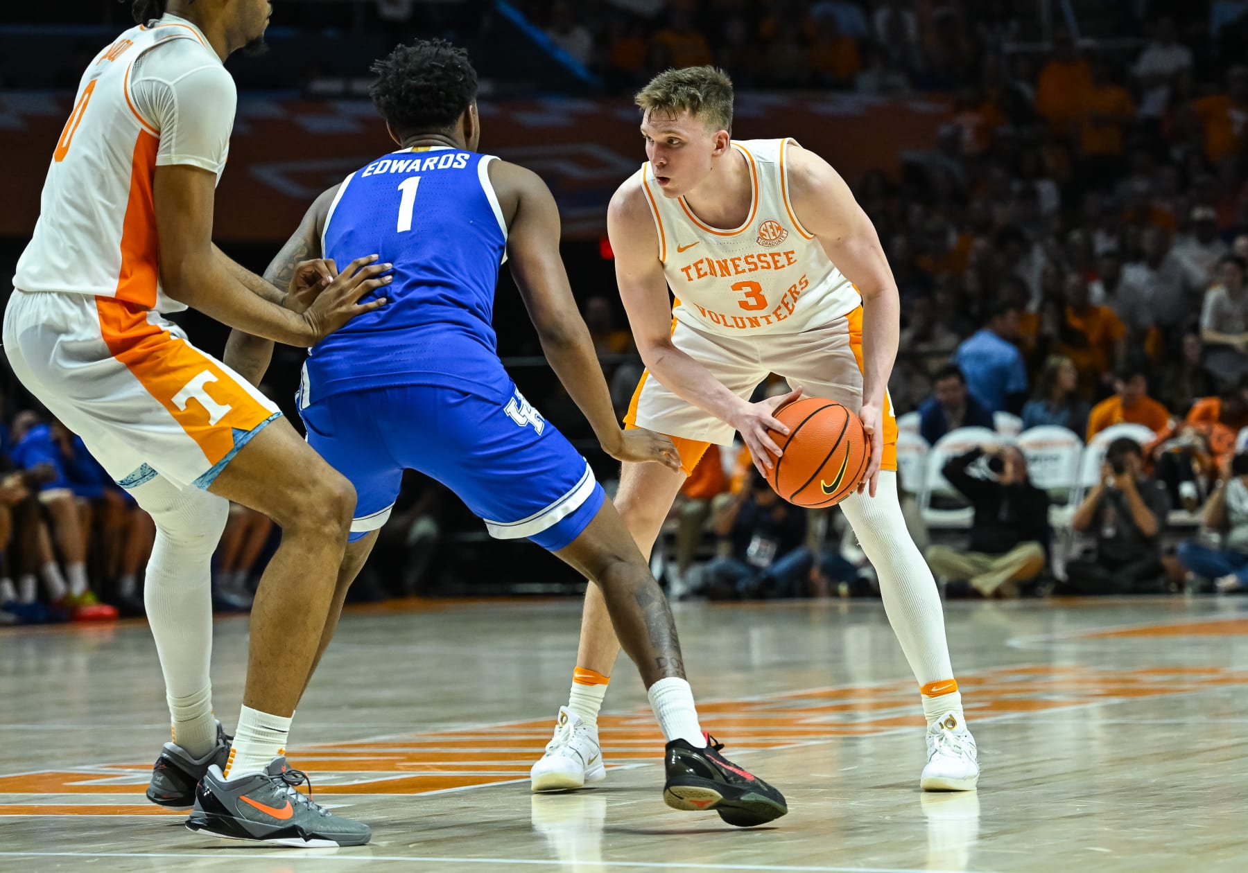 KNOXVILLE, TN - MARCH 09: Tennessee Volunteers guard Dalton Knecht (3) controls the ball against Kentucky Wildcats guard Justin Edwards (1) during the college basketball game between the Tennessee Volunteers and the Kentucky Wildcats on March 9, 2024, at Food City Center in Knoxville, TN. (Photo by Bryan Lynn/Icon Sportswire via Getty Images)