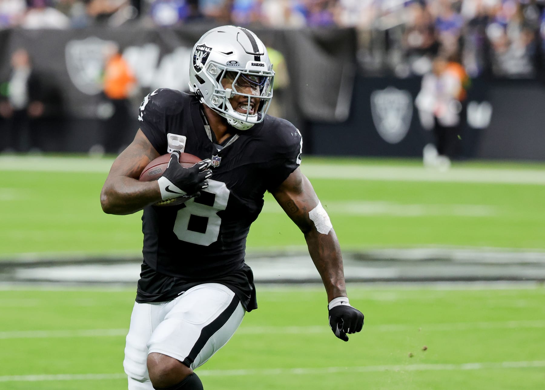 LAS VEGAS, NEVADA - NOVEMBER 05: Running back Josh Jacobs #8 of the Las Vegas Raiders runs against the New York Giants in the first quarter of their game at Allegiant Stadium on November 05, 2023 in Las Vegas, Nevada. The Raiders defeated the Giants 30-6. (Photo by Ethan Miller/Getty Images)