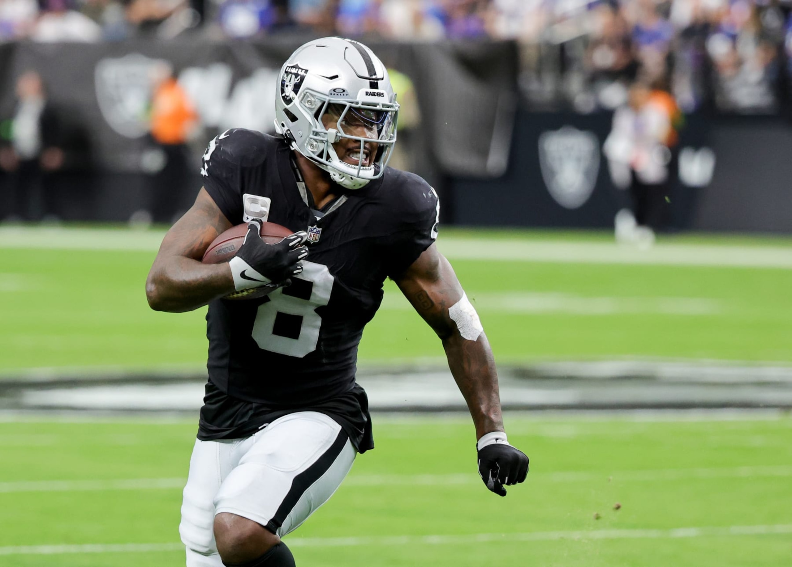 LAS VEGAS, NEVADA - NOVEMBER 05: Running back Josh Jacobs #8 of the Las Vegas Raiders runs against the New York Giants in the first quarter of their game at Allegiant Stadium on November 05, 2023 in Las Vegas, Nevada. The Raiders defeated the Giants 30-6. (Photo by Ethan Miller/Getty Images)