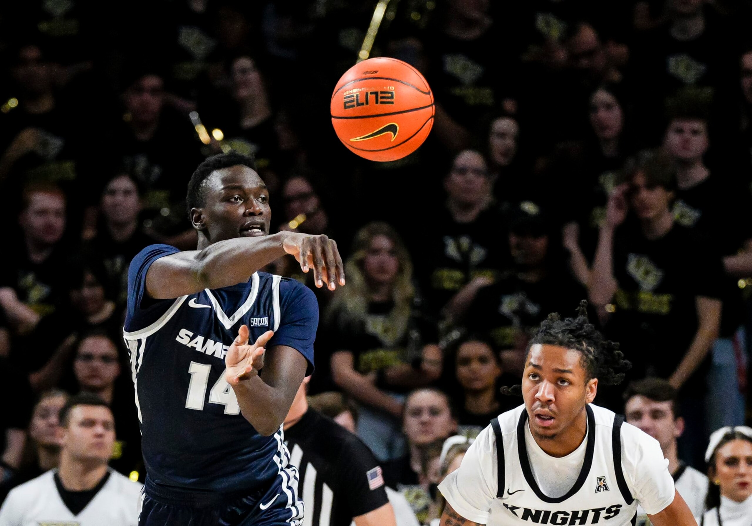 ORLANDO, FL - DECEMBER 04: Samford Bulldogs forward Achor Achor (14) passes the ball during the basketball game between the UCF Knights and the Samford Bulldogs on December 4th, 2022 at Addition Financial Arena in Orlando, FL. (Photo by Andrew Bershaw/Icon Sportswire via Getty Images) ORLANDO, FL - DECEMBER 04: Samford Bulldogs forward Achor Achor (14) passes the ball during the basketball game between the UCF Knights and the Samford Bulldogs on December 4th, 2022 at Addition Financial Arena in Orlando, FL. (Photo by Andrew Bershaw/Icon Sportswire via Getty Images)
