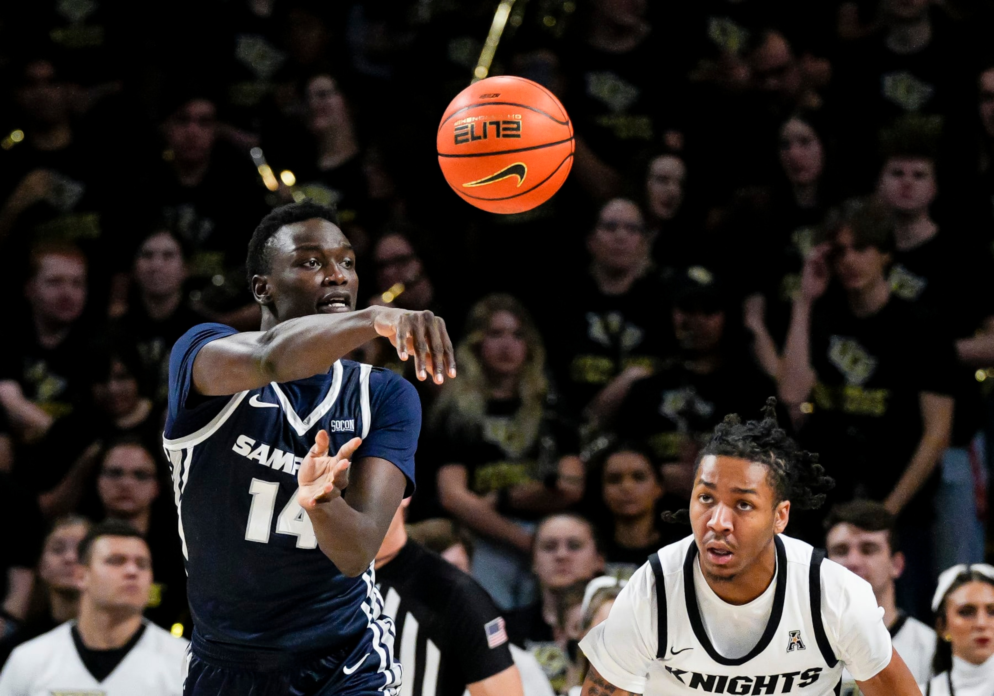 ORLANDO, FL - DECEMBER 04: Samford Bulldogs forward Achor Achor (14) passes the ball during the basketball game between the UCF Knights and the Samford Bulldogs on December 4th, 2022 at Addition Financial Arena in Orlando, FL. (Photo by Andrew Bershaw/Icon Sportswire via Getty Images) ORLANDO, FL - DECEMBER 04: Samford Bulldogs forward Achor Achor (14) passes the ball during the basketball game between the UCF Knights and the Samford Bulldogs on December 4th, 2022 at Addition Financial Arena in Orlando, FL. (Photo by Andrew Bershaw/Icon Sportswire via Getty Images)