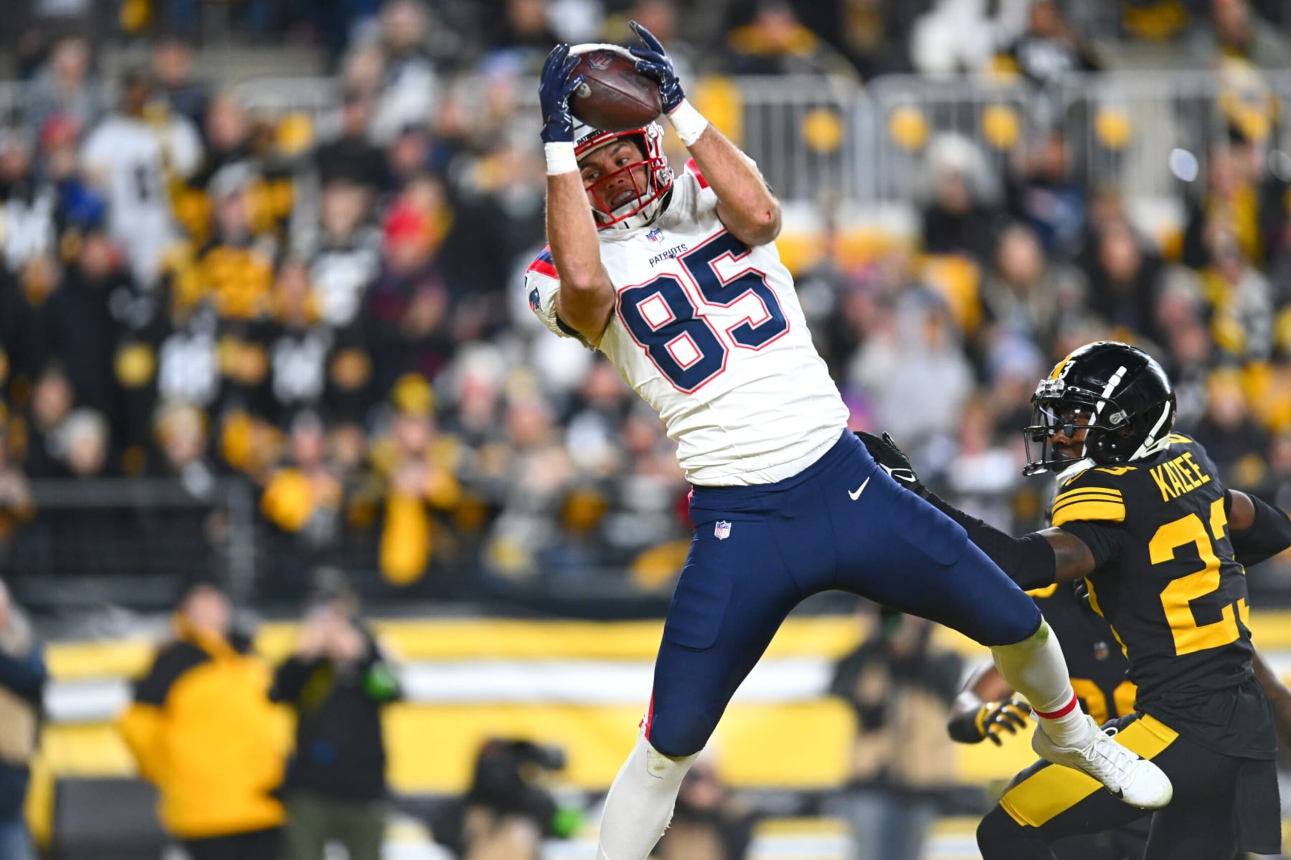 PITTSBURGH, PENNSYLVANIA - DECEMBER 07: Tight end Hunter Henry (85) of the New England Patriots catches a touchdown in the second quarter against the Pittsburgh Steelers at Acrisure Stadium on December 07, 2023 in Pittsburgh, Pennsylvania. (Photo by Joe Sargent/Getty Images) PITTSBURGH, PENNSYLVANIA - DECEMBER 07: Tight end Hunter Henry (85) of the New England Patriots catches a touchdown in the second quarter against the Pittsburgh Steelers at Acrisure Stadium on December 07, 2023 in Pittsburgh, Pennsylvania. (Photo by Joe Sargent/Getty Images)