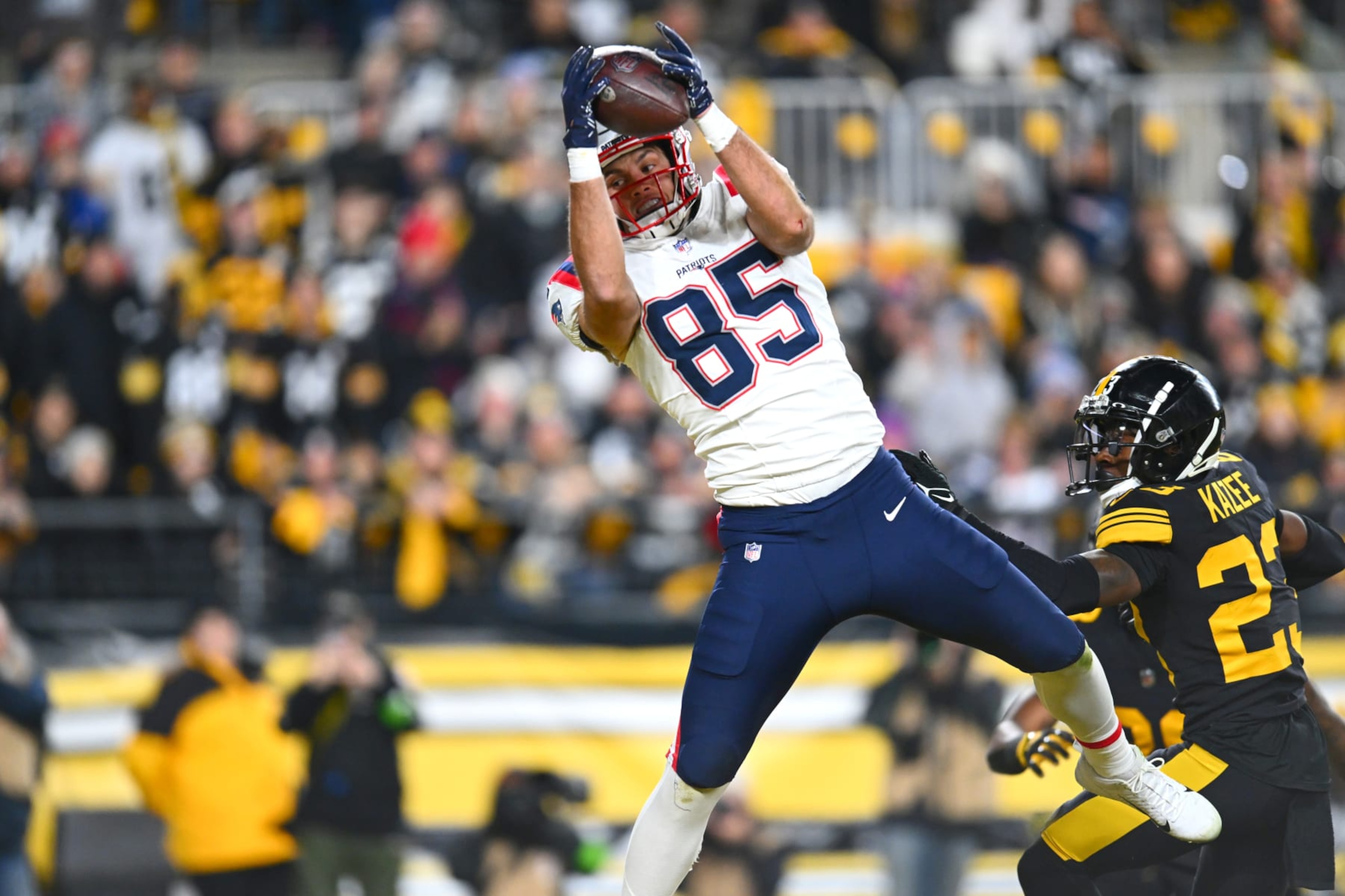 PITTSBURGH, PENNSYLVANIA - DECEMBER 07: Tight end Hunter Henry (85) of the New England Patriots catches a touchdown in the second quarter against the Pittsburgh Steelers at Acrisure Stadium on December 07, 2023 in Pittsburgh, Pennsylvania. (Photo by Joe Sargent/Getty Images) PITTSBURGH, PENNSYLVANIA - DECEMBER 07: Tight end Hunter Henry (85) of the New England Patriots catches a touchdown in the second quarter against the Pittsburgh Steelers at Acrisure Stadium on December 07, 2023 in Pittsburgh, Pennsylvania. (Photo by Joe Sargent/Getty Images)