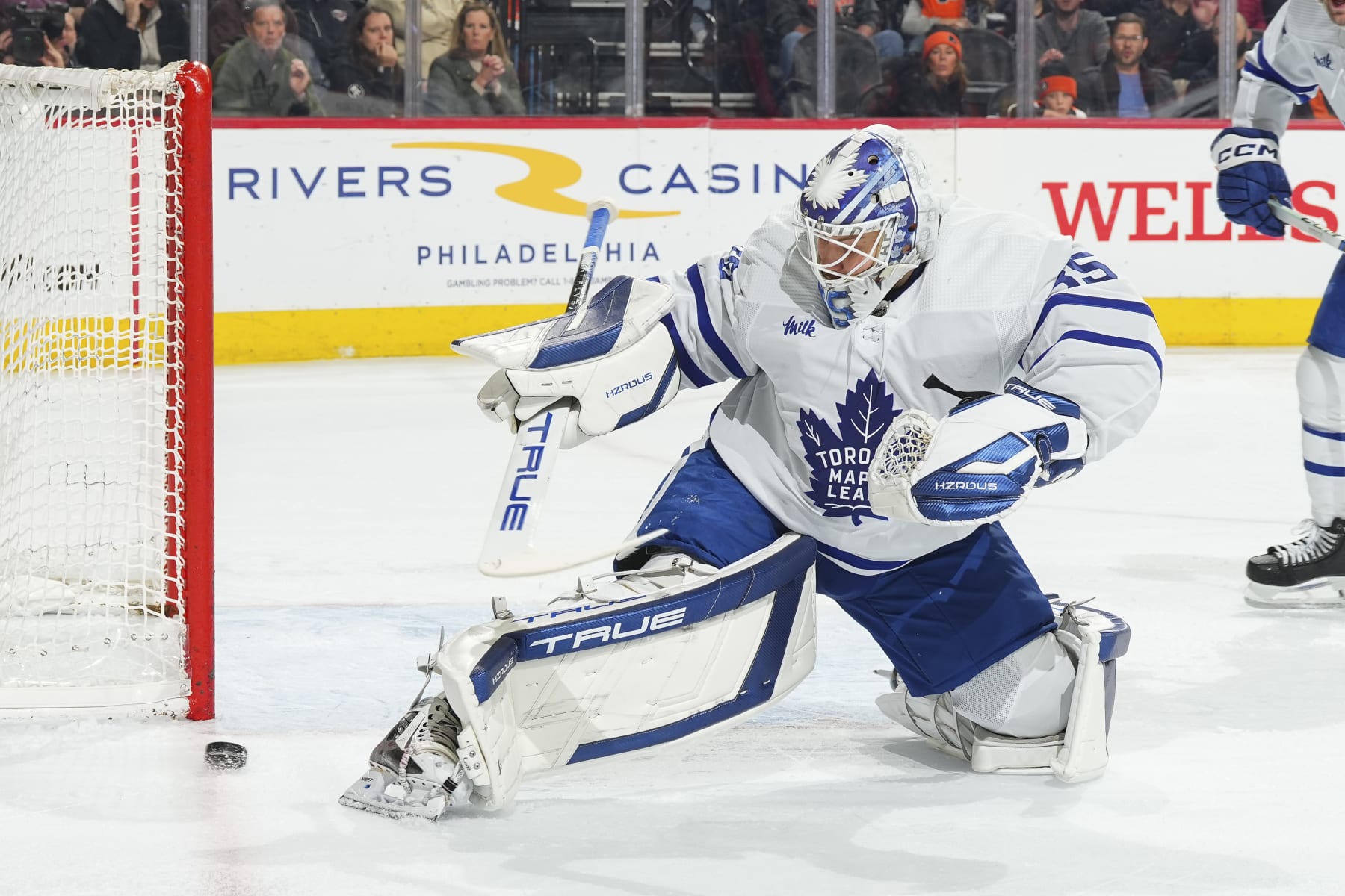 PHILADELPHIA, PENNSYLVANIA - MARCH 19: Ilya Samsonov #35 of the Toronto Maple Leafs looks on at the puck against the Philadelphia Flyers in the second period at the Wells Fargo Center on March 19, 2024 in Philadelphia, Pennsylvania. (Photo by Mitchell Leff/Getty Images)