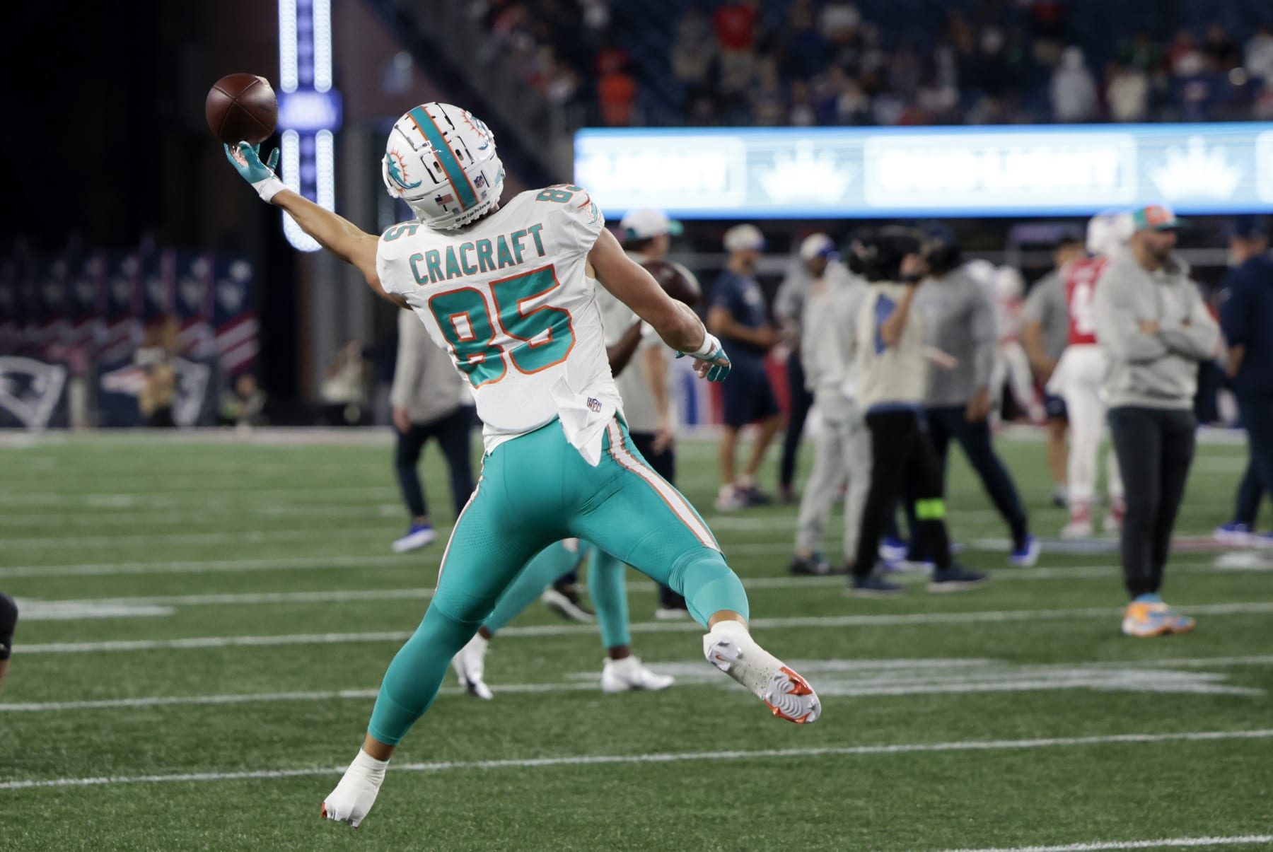 FOXBOROUGH, MA - SEPTEMBER 17: Miami Dolphins wide receiver River Cracraft (85) in warm up before a game between the New England Patriots and the Miami Dolphins on September 17, 2023, at Gillette Stadium in Foxborough, Massachusetts. (Photo by Fred Kfoury III/Icon Sportswire via Getty Images) FOXBOROUGH, MA - SEPTEMBER 17: Miami Dolphins wide receiver River Cracraft (85) in warm up before a game between the New England Patriots and the Miami Dolphins on September 17, 2023, at Gillette Stadium in Foxborough, Massachusetts. (Photo by Fred Kfoury III/Icon Sportswire via Getty Images)