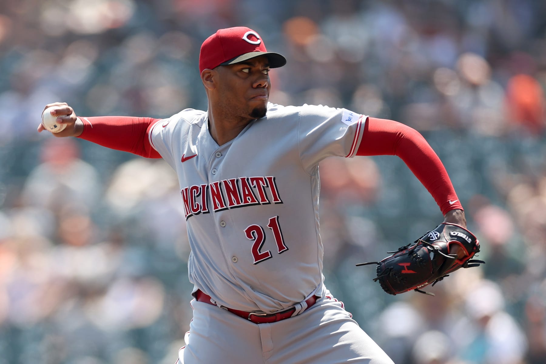 SAN FRANCISCO, CALIFORNIA - AUGUST 30: Hunter Greene #21 of the Cincinnati Reds pitches against the San Francisco Giants in the first inning at Oracle Park on August 30, 2023 in San Francisco, California. (Photo by Ezra Shaw/Getty Images)