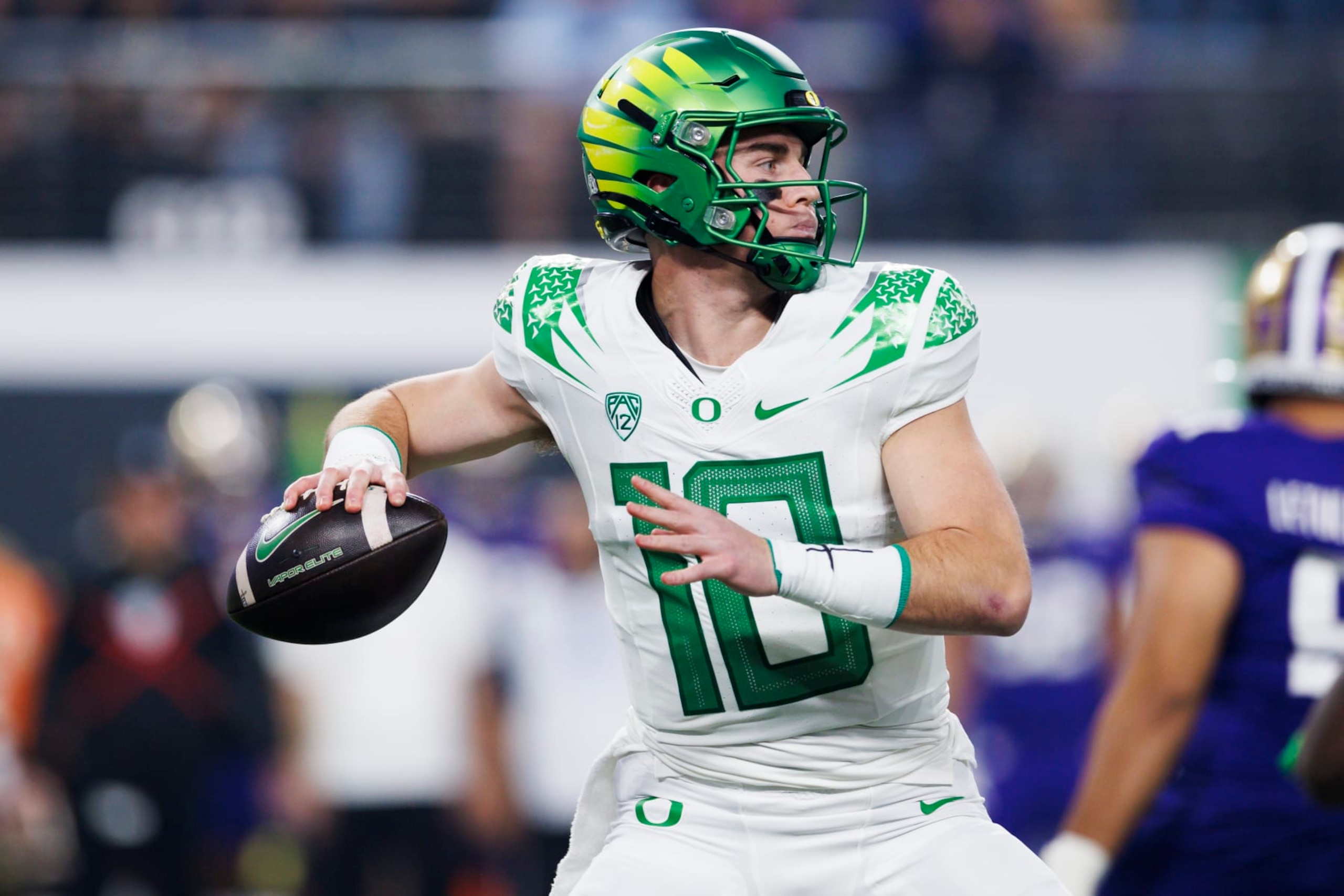 LAS VEGAS, NEVADA - DECEMBER 1: Bo Nix #10 of the Oregon Ducks throws against the Washington Huskies during the Pac-12 Championship at Allegiant Stadium on December 1, 2023 in Las Vegas, Nevada. (Photo by Ric Tapia/Getty Images)