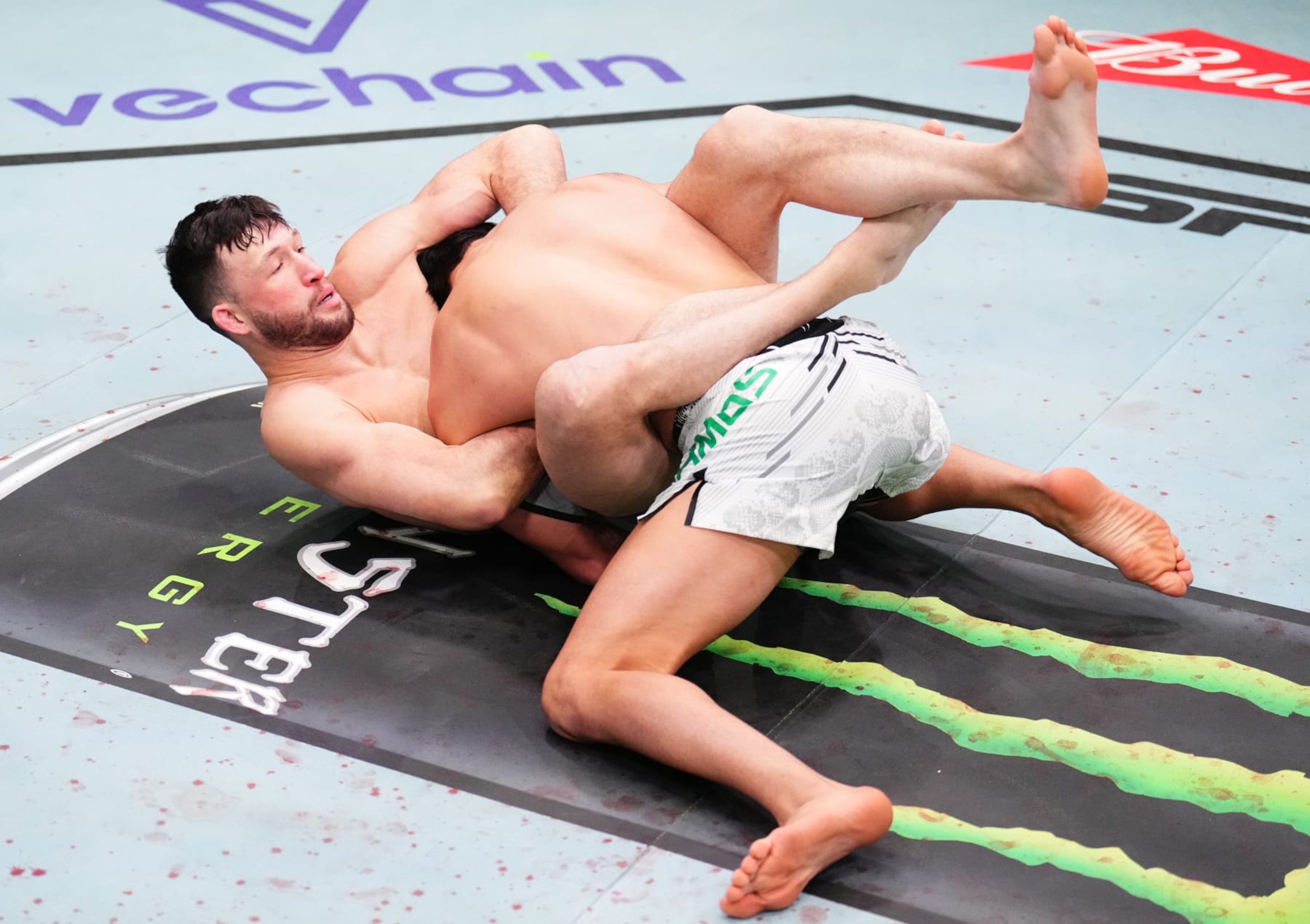 Julian Erosa secures a guillotine choke submission against Ricardo Ramos