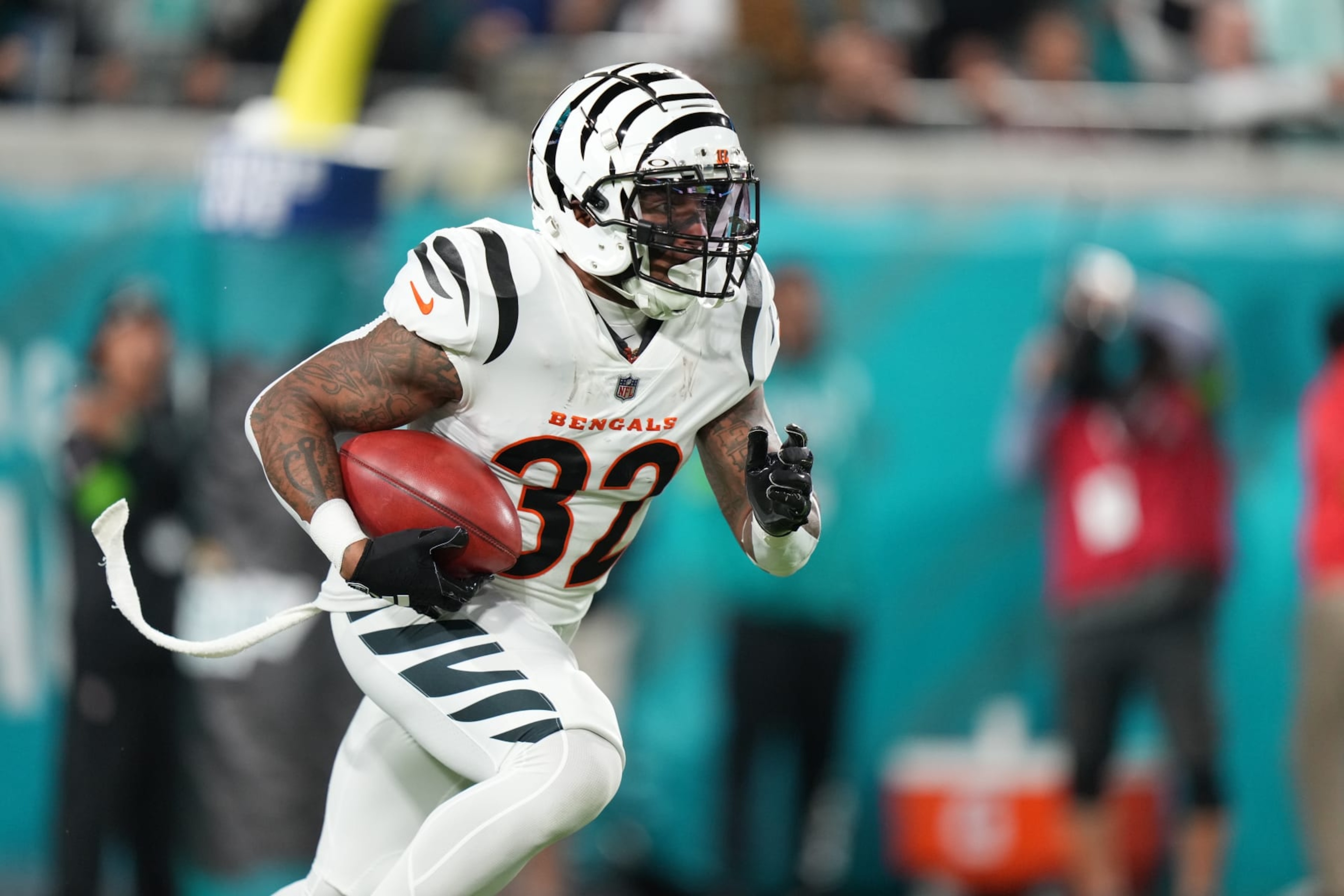 Bengals RB Trayveon Williams returns a kick against the Jaguars Bengals RB Trayveon Williams returns a kick against the Jaguars