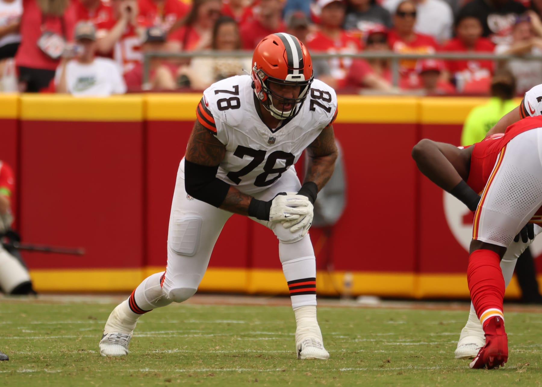 KANSAS CITY, MO - AUGUST 26: Cleveland Browns offensive tackle Jack Conklin (78) before the snap in the first quarter of an NFL preseason game between the Cleveland Browns and Kansas City Chiefs on Aug 26, 2023 at GEHA Field at Arrowhead Stadium in Kansas City, MO. (Photo by Scott Winters/Icon Sportswire via Getty Images)