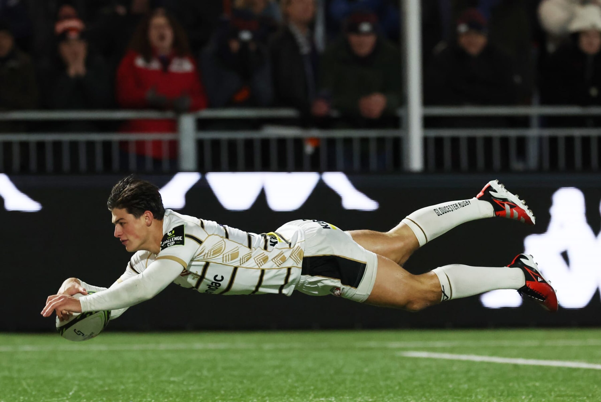 EDINBURGH, SCOTLAND - JANUARY 13: Louis Rees-Zammit of Gloucester scores his team's first try during the EPCR Challenge Cup match between Edinburgh Rugby and Gloucester Rugby at DAM Health Stadium on January 13, 2024 in Edinburgh, Scotland. (Photo by Ian MacNicol/Getty Images)