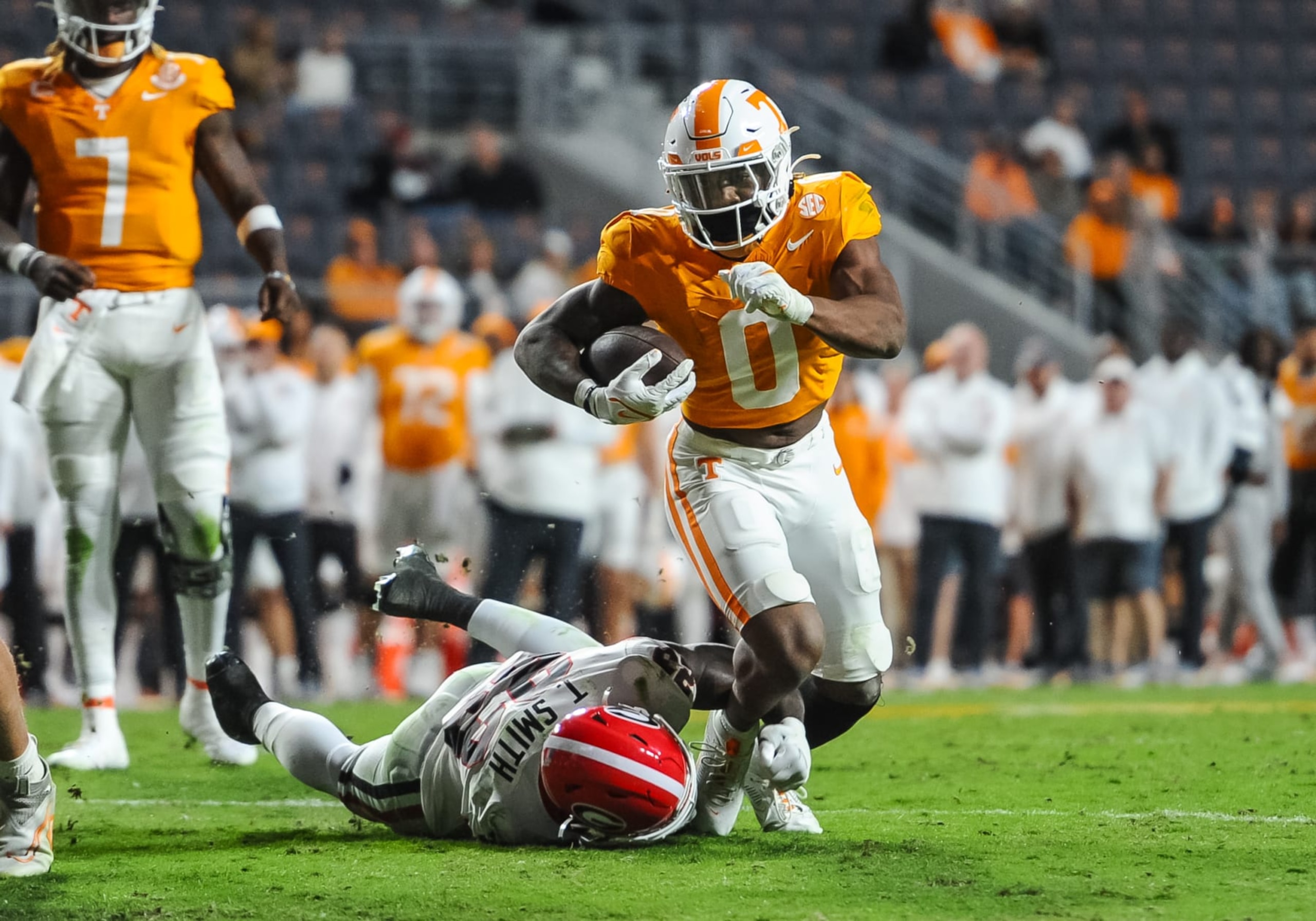 KNOXVILLE, TN - NOVEMBER 18: Tennessee Volunteers running back Jaylen Wright (0) runs the ball during a college football game between the Tennessee Volunteers and the Georgia Bulldogs on November 18, 2023, at Neyland Stadium, in Knoxville, TN. (Photo by Bryan Lynn/Icon Sportswire via Getty Images) KNOXVILLE, TN - NOVEMBER 18: Tennessee Volunteers running back Jaylen Wright (0) runs the ball during a college football game between the Tennessee Volunteers and the Georgia Bulldogs on November 18, 2023, at Neyland Stadium, in Knoxville, TN. (Photo by Bryan Lynn/Icon Sportswire via Getty Images)