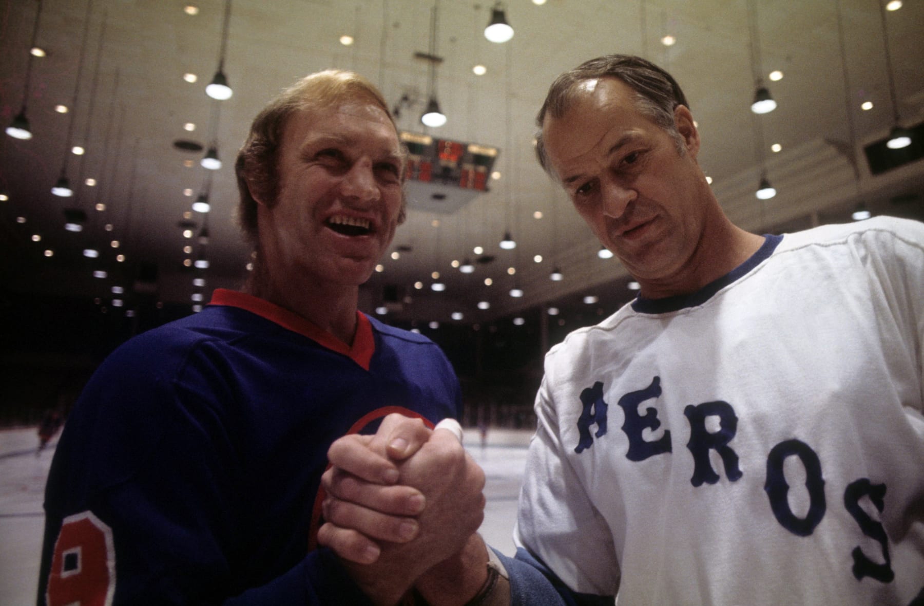 HOUSTON, TX - 1976: Bobby Hull #9 of the Winnipeg Jets and Gordie Howe #9 of the Houston Aeros shake hands during a photo shoot between the two legends before their game circa 1976 at the Summit in Houston, Texas. (Photo by Melchior DiGiacomo/Getty Images) 