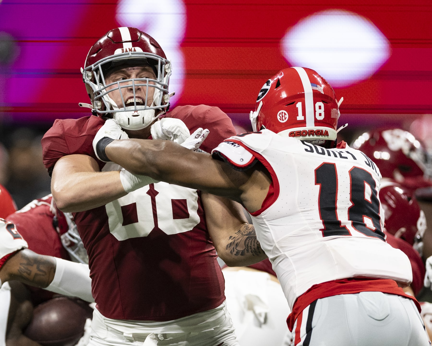 ATLANTA, GEORGIA - DECEMBER 2: Miles Kitselman #88 of the Alabama Crimson Tide blocks Xavian Sorey Jr.#18 of the Georgia Bulldogs during a game between University of Georgia and University of Alabama at Mercedes-Benz Stadium on December 2, 2023 in Atlanta, Georgia. (Photo by Steve Limentani/ISI Photos/Getty Images)