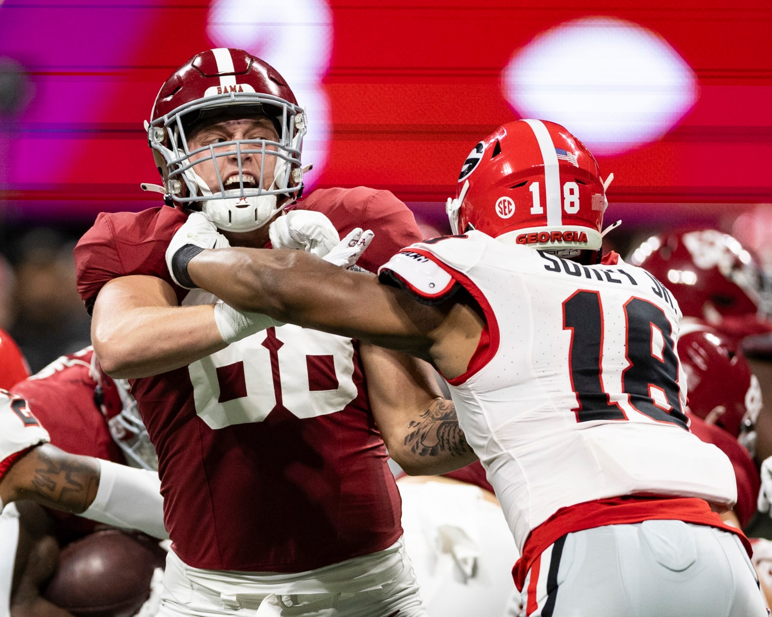 ATLANTA, GEORGIA - DECEMBER 2: Miles Kitselman #88 of the Alabama Crimson Tide blocks Xavian Sorey Jr.#18 of the Georgia Bulldogs during a game between University of Georgia and University of Alabama at Mercedes-Benz Stadium on December 2, 2023 in Atlanta, Georgia. (Photo by Steve Limentani/ISI Photos/Getty Images)