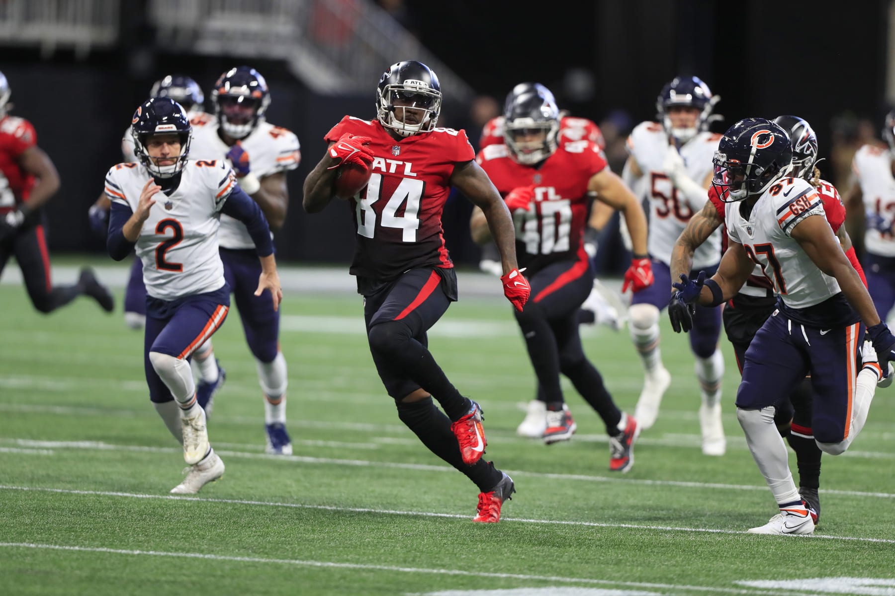 ATLANTA, GA - NOVEMBER 20: Atlanta Falcons running back Cordarrelle Patterson (84) runs back a kickoff for a touchdown during the Sunday afternoon NFL game between the Chicago Bears and the Atlanta Falcons on November 20, 2022 at Mercedes-Benz Stadium in Atlanta, Georgia.  (Photo by David J. Griffin/Icon Sportswire via Getty Images)