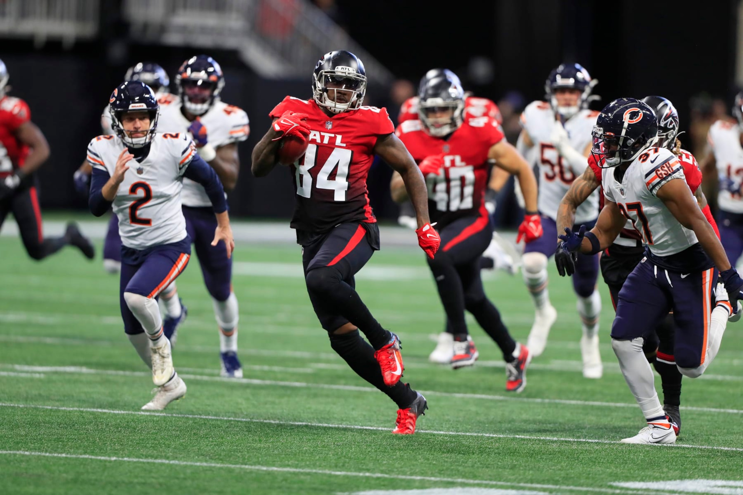 ATLANTA, GA - NOVEMBER 20: Atlanta Falcons running back Cordarrelle Patterson (84) runs back a kickoff for a touchdown during the Sunday afternoon NFL game between the Chicago Bears and the Atlanta Falcons on November 20, 2022 at Mercedes-Benz Stadium in Atlanta, Georgia. (Photo by David J. Griffin/Icon Sportswire via Getty Images) ATLANTA, GA - NOVEMBER 20: Atlanta Falcons running back Cordarrelle Patterson (84) runs back a kickoff for a touchdown during the Sunday afternoon NFL game between the Chicago Bears and the Atlanta Falcons on November 20, 2022 at Mercedes-Benz Stadium in Atlanta, Georgia. (Photo by David J. Griffin/Icon Sportswire via Getty Images)