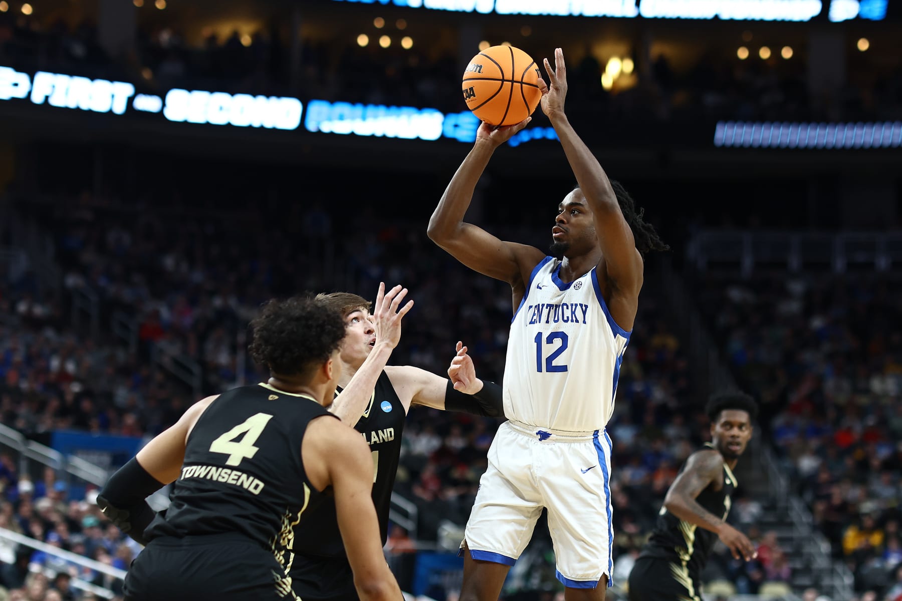 PITTSBURGH, PENNSYLVANIA - MARCH 21: Antonio Reeves #12 of the Kentucky Wildcats shoots against Blake Lampman #11 of the Oakland Golden Grizzlies during the first half in the first round of the NCAA Men's Basketball Tournament at PPG PAINTS Arena on March 21, 2024 in Pittsburgh, Pennsylvania. (Photo by Tim Nwachukwu/Getty Images)