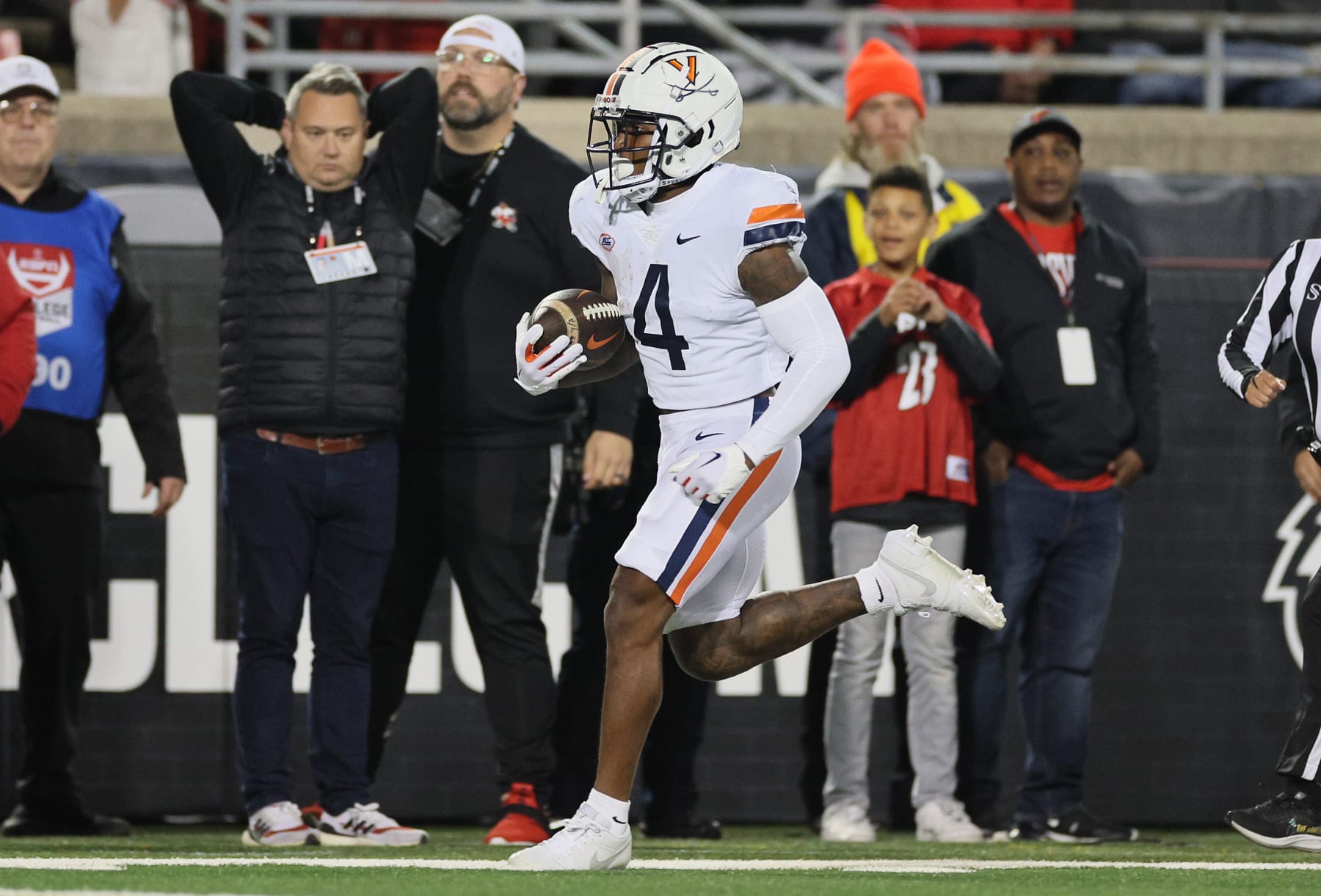 LOUISVILLE, KENTUCKY - NOVEMBER 09: Malik Washington #4 of the Virginia Cavaliers runs for a touchdown against the Louisville Cardinals at Cardinal Stadium on November 09, 2023 in Louisville, Kentucky. (Photo by Andy Lyons/Getty Images)