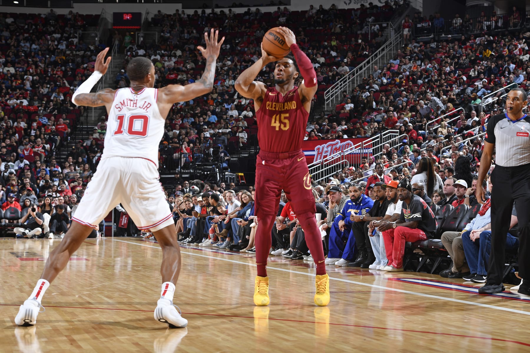 HOUSTON, TX - MARCH 16:  Donovan Mitchell #45 of the Cleveland Cavaliers shoots the ball during the game against the Houston Rockets on March 16, 2023 at the Toyota Center in Houston, Texas. NOTE TO USER: User expressly acknowledges and agrees that, by downloading and or using this photograph, User is consenting to the terms and conditions of the Getty Images License Agreement. Mandatory Copyright Notice: Copyright 2024 NBAE (Photo by Logan Riely/NBAE via Getty Images)