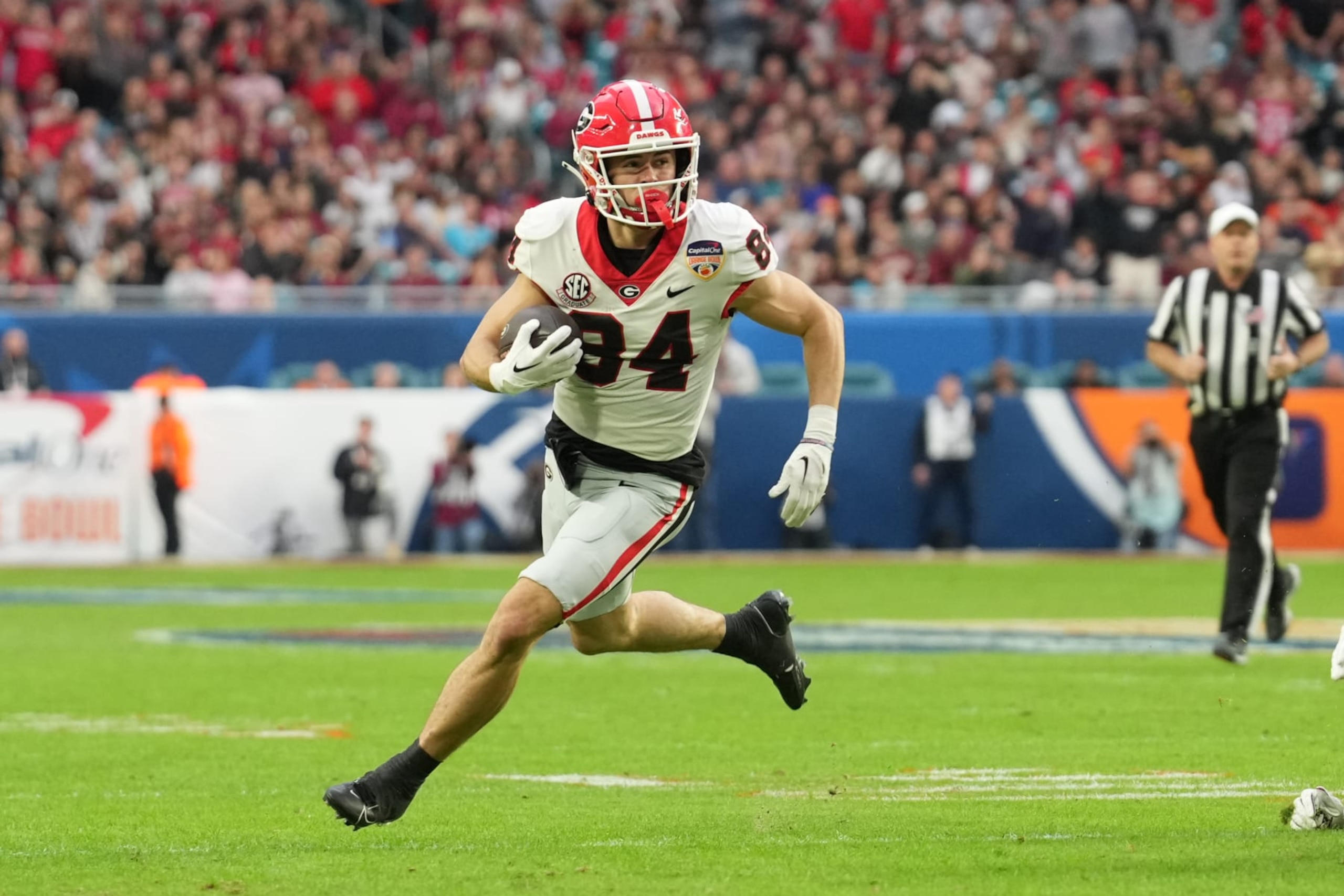 MIAMI GARDENS, FL - DECEMBER 30: Georgia Bulldogs wide receiver Ladd McConkey (84) runs for a touchdown during the Capital One Orange Bowl game between the Georgia Bulldogs and the Florida State Seminoles on Saturday, December 30, 2023 at Hard Rock Stadium, Miami Gardens, Fla. (Photo by Peter Joneleit/Icon Sportswire via Getty Images)
