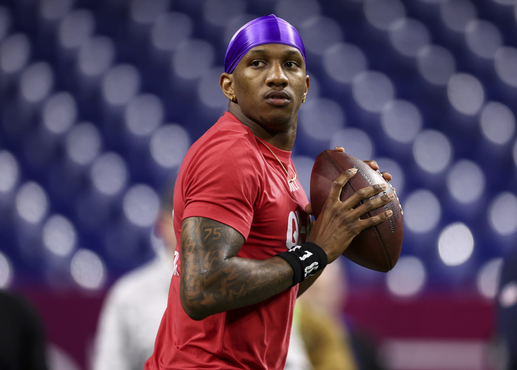 INDIANAPOLIS, INDIANA - MARCH 2: Michael Penix #QB08 of Washington participates in a drill during the NFL Combine at the Lucas Oil Stadium on March 2, 2024 in Indianapolis, Indiana. (Photo by Kevin Sabitus/Getty Images)