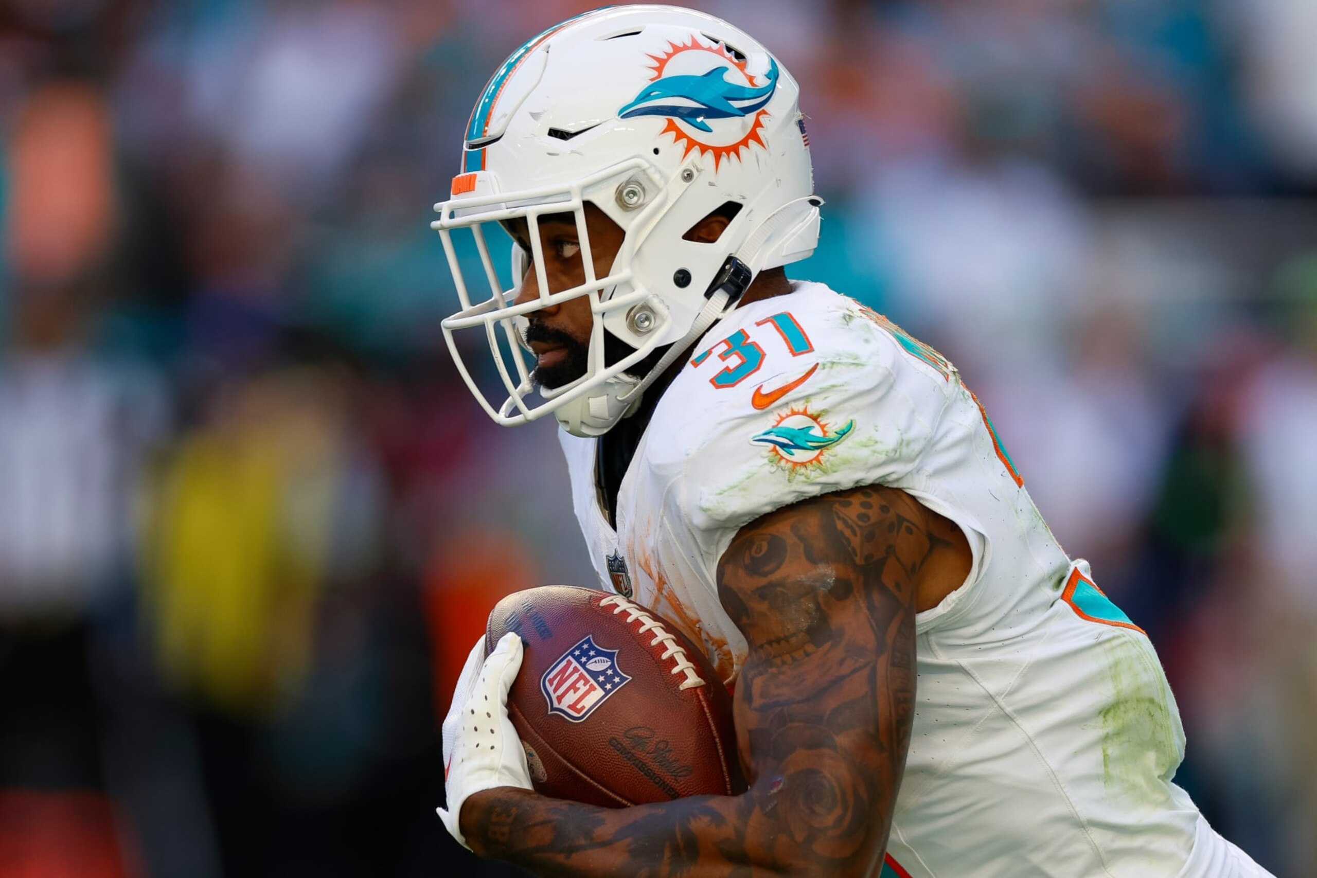 MIAMI GARDENS, FLORIDA - DECEMBER 17: Raheem Mostert #31 of the Miami Dolphins runs with the ball in the first half during a game against the New York Jets at Hard Rock Stadium on December 17, 2023 in Miami Gardens, Florida. (Photo by Brandon Sloter/Image Of Sport/Getty Images) MIAMI GARDENS, FLORIDA - DECEMBER 17: Raheem Mostert #31 of the Miami Dolphins runs with the ball in the first half during a game against the New York Jets at Hard Rock Stadium on December 17, 2023 in Miami Gardens, Florida. (Photo by Brandon Sloter/Image Of Sport/Getty Images)