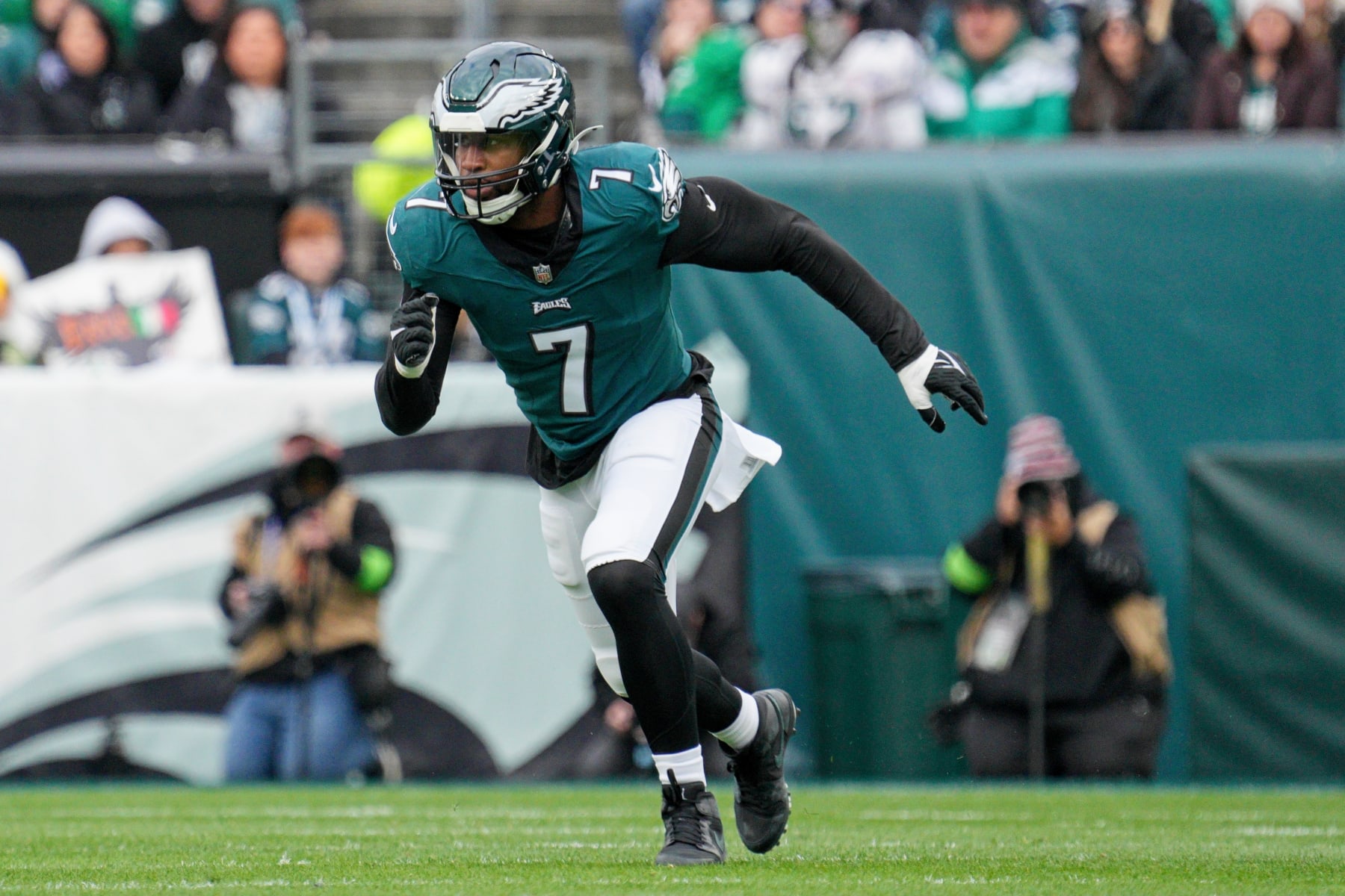 PHILADELPHIA, PA - DECEMBER 31: Philadelphia Eagles linebacker Haason Reddick (7) rushes during the game between the Arizona Cardinals and the Philadelphia Eagles on December 31, 2023 at Lincoln Financial Field. (Photo by Andy Lewis/Icon Sportswire via Getty Images) PHILADELPHIA, PA - DECEMBER 31: Philadelphia Eagles linebacker Haason Reddick (7) rushes during the game between the Arizona Cardinals and the Philadelphia Eagles on December 31, 2023 at Lincoln Financial Field. (Photo by Andy Lewis/Icon Sportswire via Getty Images)