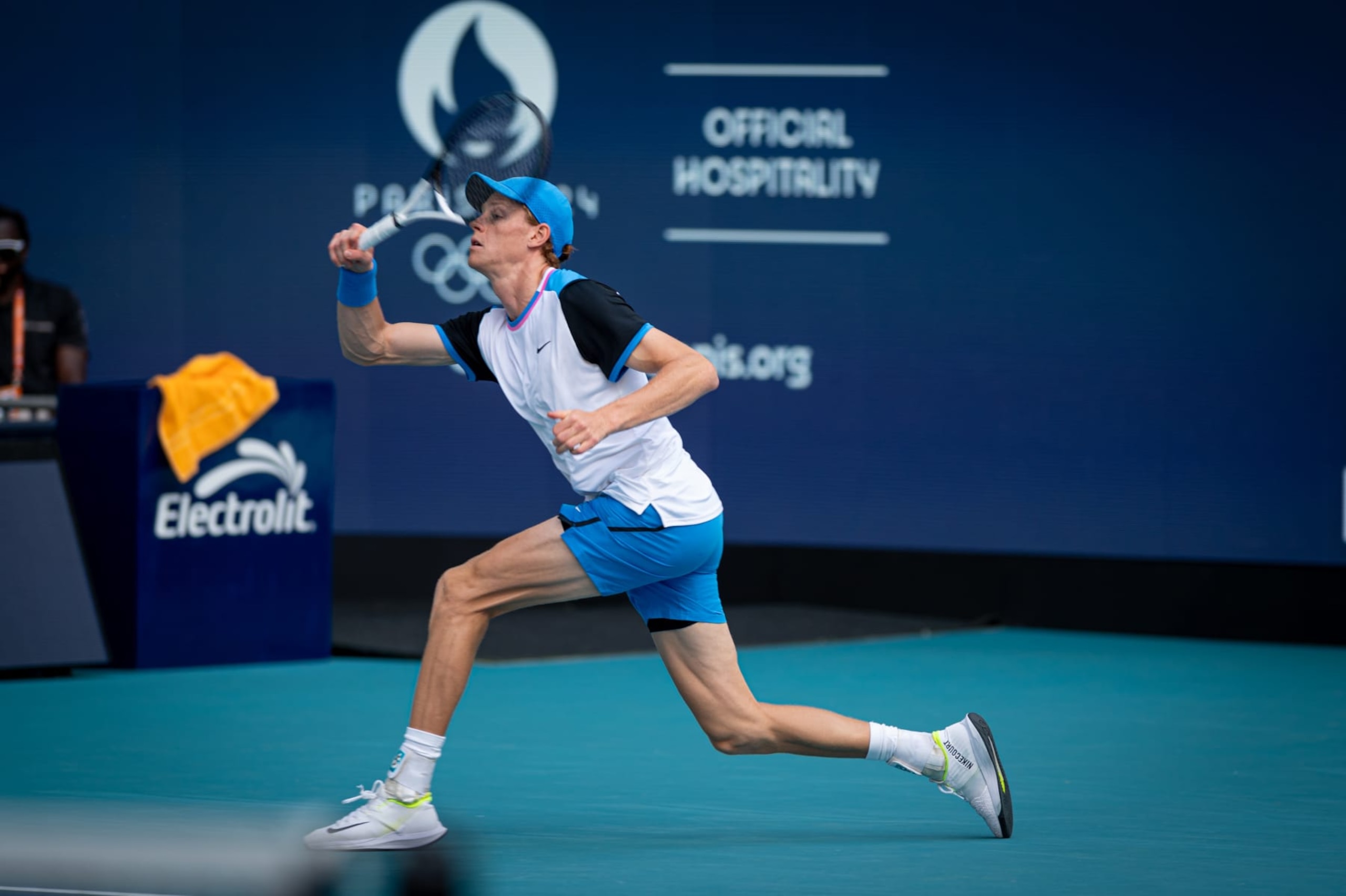 MIAMI GARDENS, FLORIDA - MARCH 29: Daniil Medvedev from Russia competes against Jannik Sinner from Italy  during the Semifinals of men's singles of 2024 Miami Open at Hard Rock Stadium on March 29, 2024 in Miami Gardens, Florida. (Photo by Arturo Jimenez/Anadolu via Getty Images)