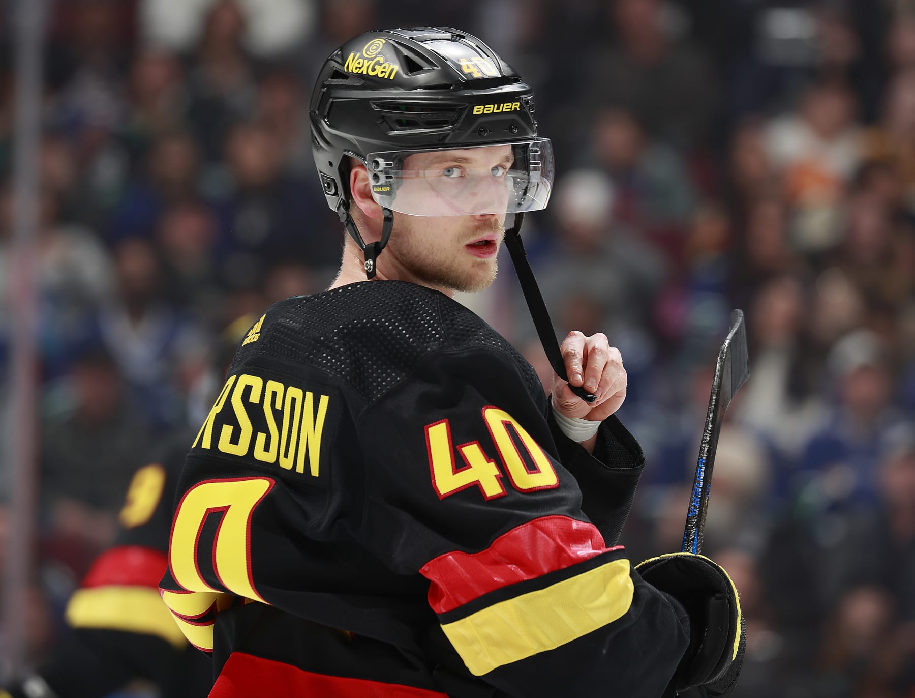 VANCOUVER, CANADA - MARCH 25: Elias Pettersson #40 of the Vancouver Canucks looks up the ice during their NHL game against the Los Angeles Kings at Rogers Arena on March 25, 2024 in Vancouver, British Columbia, Canada.  (Photo by Jeff Vinnick/NHLI via Getty Images)
